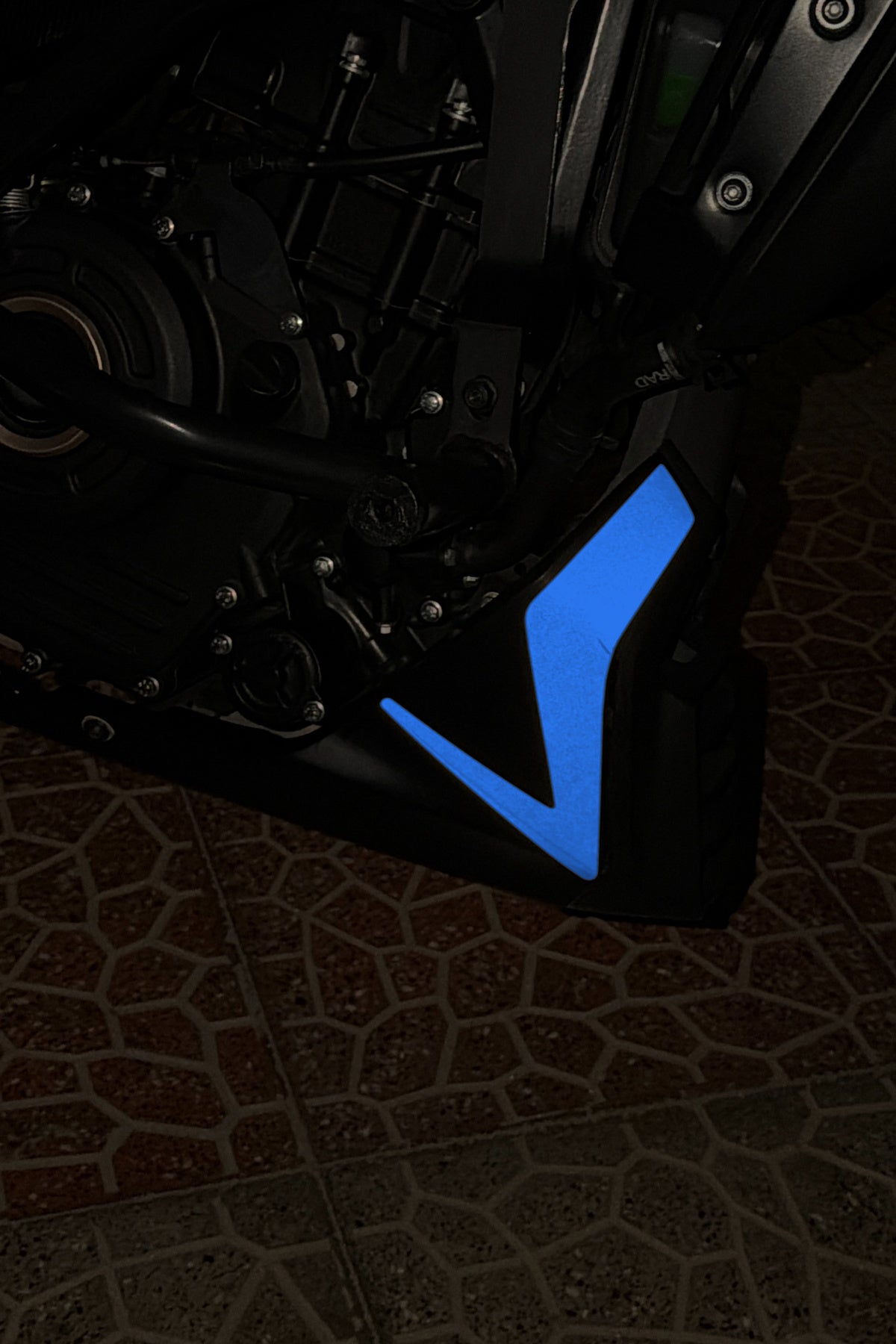 Bajaj Dominar 250/400 için Reflektörlü Sakal Sticker Etiket (Sağ ve Sol)