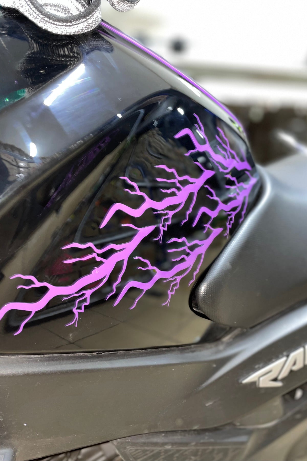 Motor-Kask için Oracal Mor Renk Yıldırım Şimşek Sticker Etiket (5'li Set)