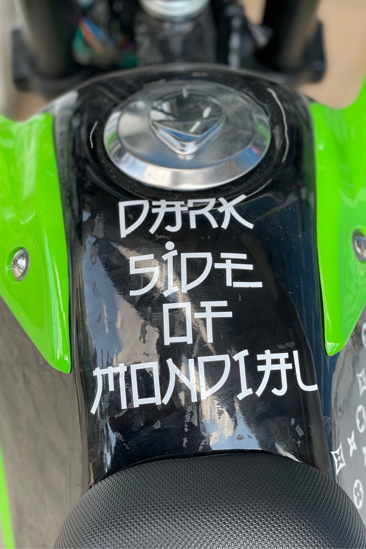 Dekoratif Mondial Motorlar için Dark Side of Mondial Stickerı Beyaz Renk Etiket