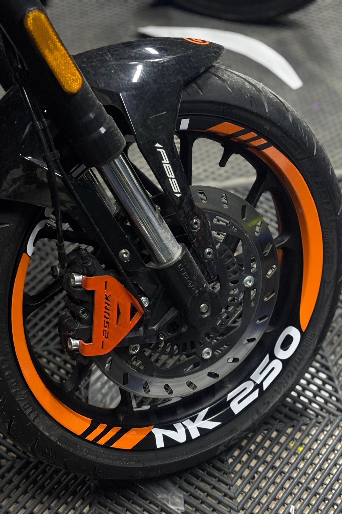 CFMOTO NK250 için Turuncu Beyaz Kalın Kesikli Yazılı Jant Şeridi Sticker Seti (16 Parça)