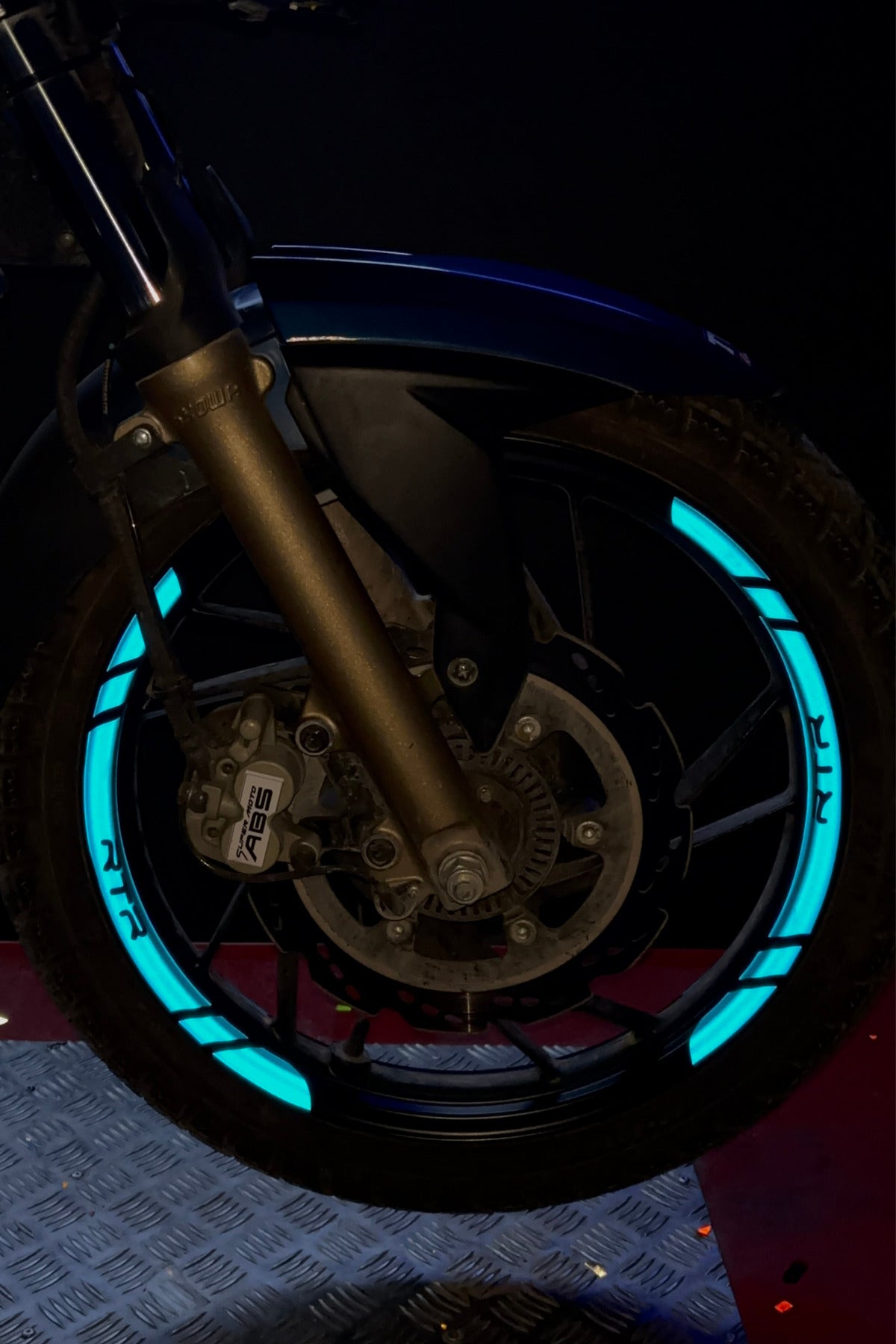 TVS Apache RTR için Reflektörlü 8 Parça Jant Şeridi Sticker Seti ( 2 Janta Yeter)