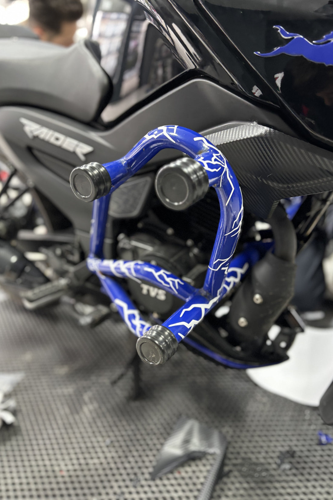 Motor-Kask ve Koruma Demiri için Parçalı Beyaz Renk Yıldırım Şimşek Sticker Etiket (16 Adet)