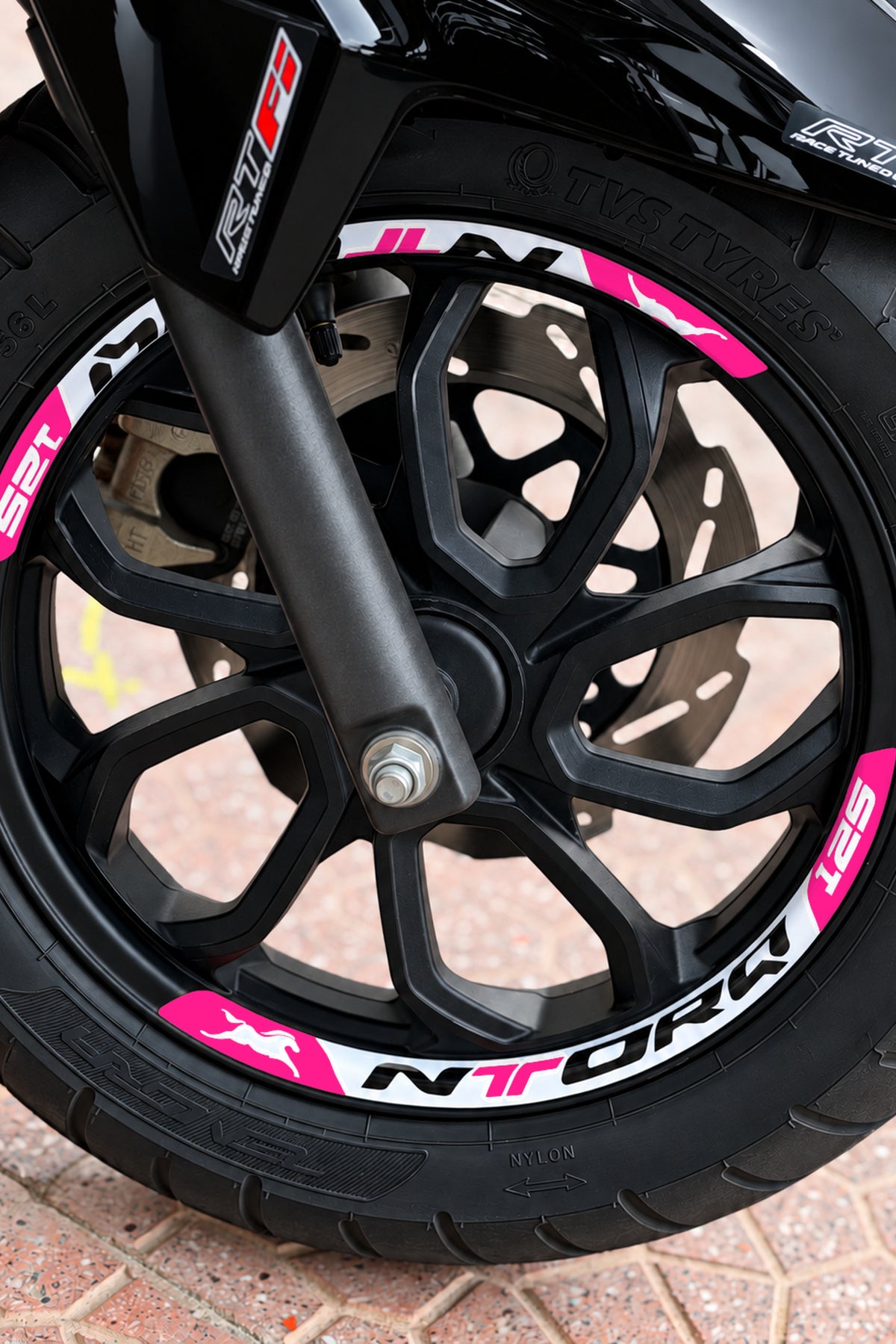TVS Ntorq 125 için Baskılı Jant Şeridi Sticker Seti (Ön-Arka Tam Yeterli)