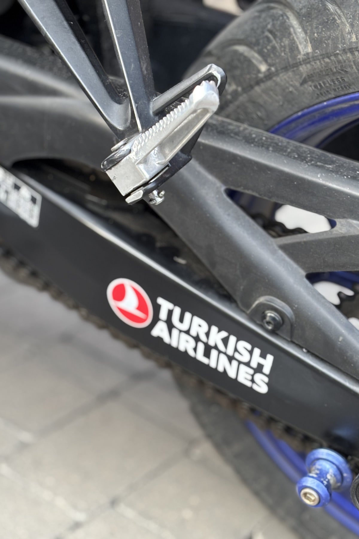 Motor-Araba ve Kask için Turkish Airlines Kırmızı Beyaz Sticker Etiket (18CMx5CM)(1 Adet)
