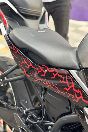 Motor ve Kask için Kırmızı Renk Parçalı Yıldırım-Şimşek Seti (32'li)