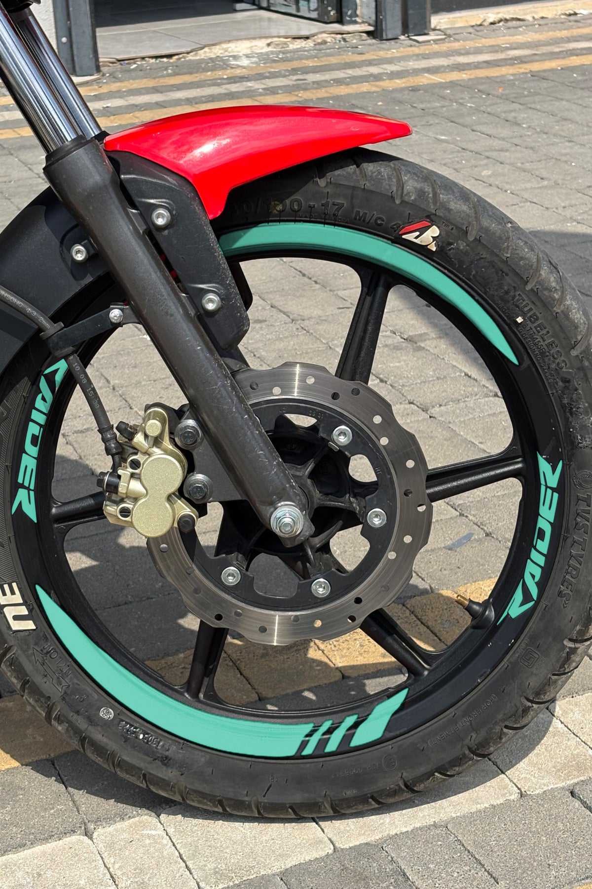 TVS Raider 125 için Kalın Kesikli + Raider Yazılı Jant Şeridi (Ön-Arka-Sağ-Sol)