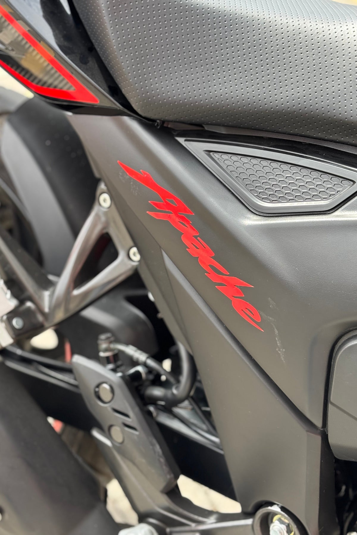 TVS Apache RTR için Kırmızı Renk Sağ ve Sol Apache Yazıları (2 Adet)