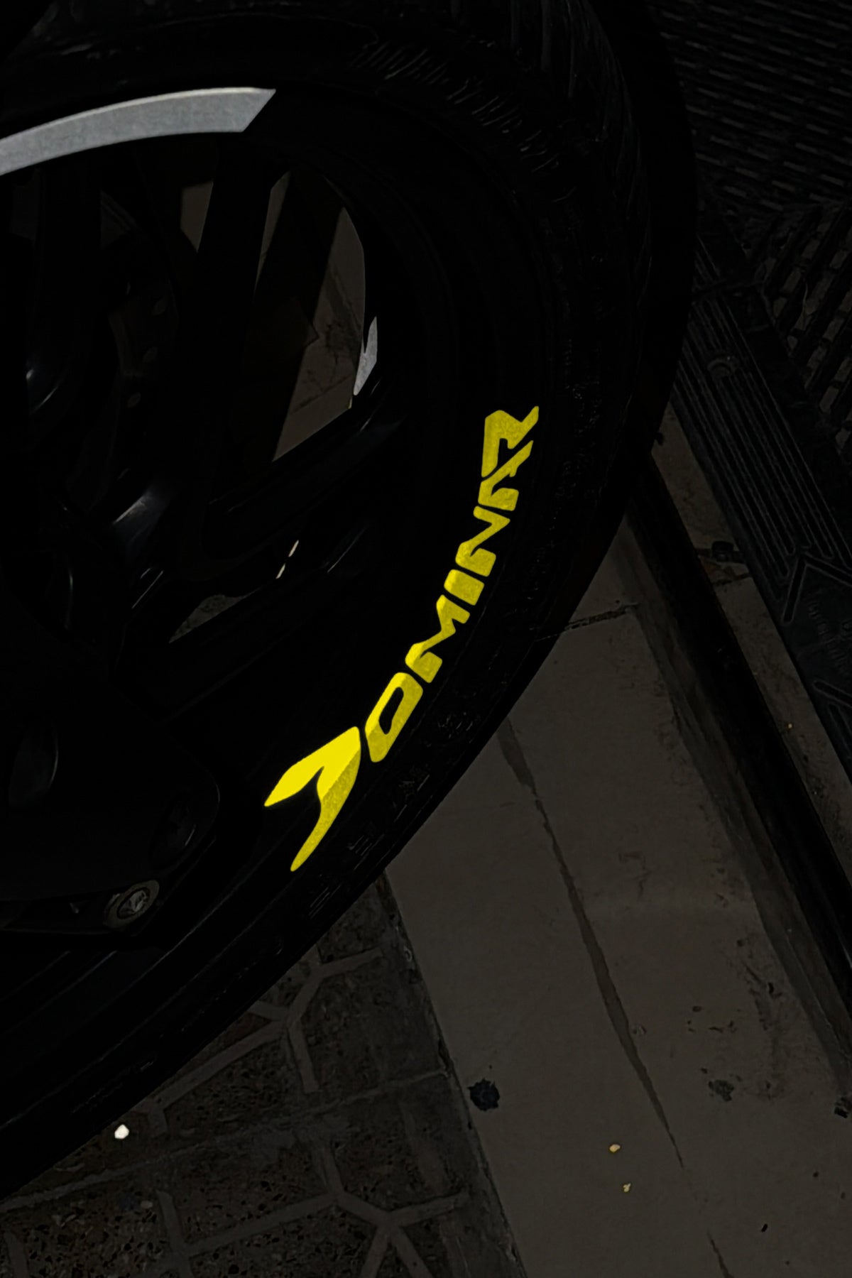 Bajaj Dominar Motosiklet Grubu için Reflektörlü Dominar Jant içi Yazı Sticker (4 Adet)