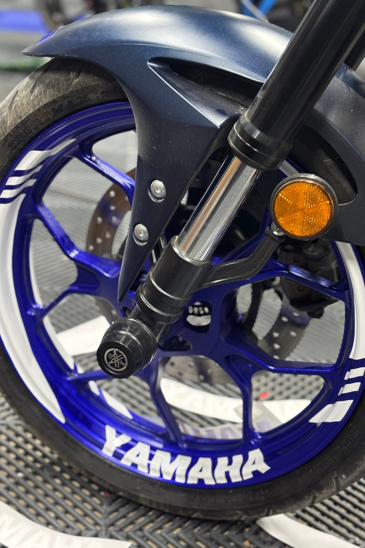 Yamaha Motor Grubu için Beyaz Renk Kalın Kesikli 16 Parça Yamaha Yazılı Jant Şeridi