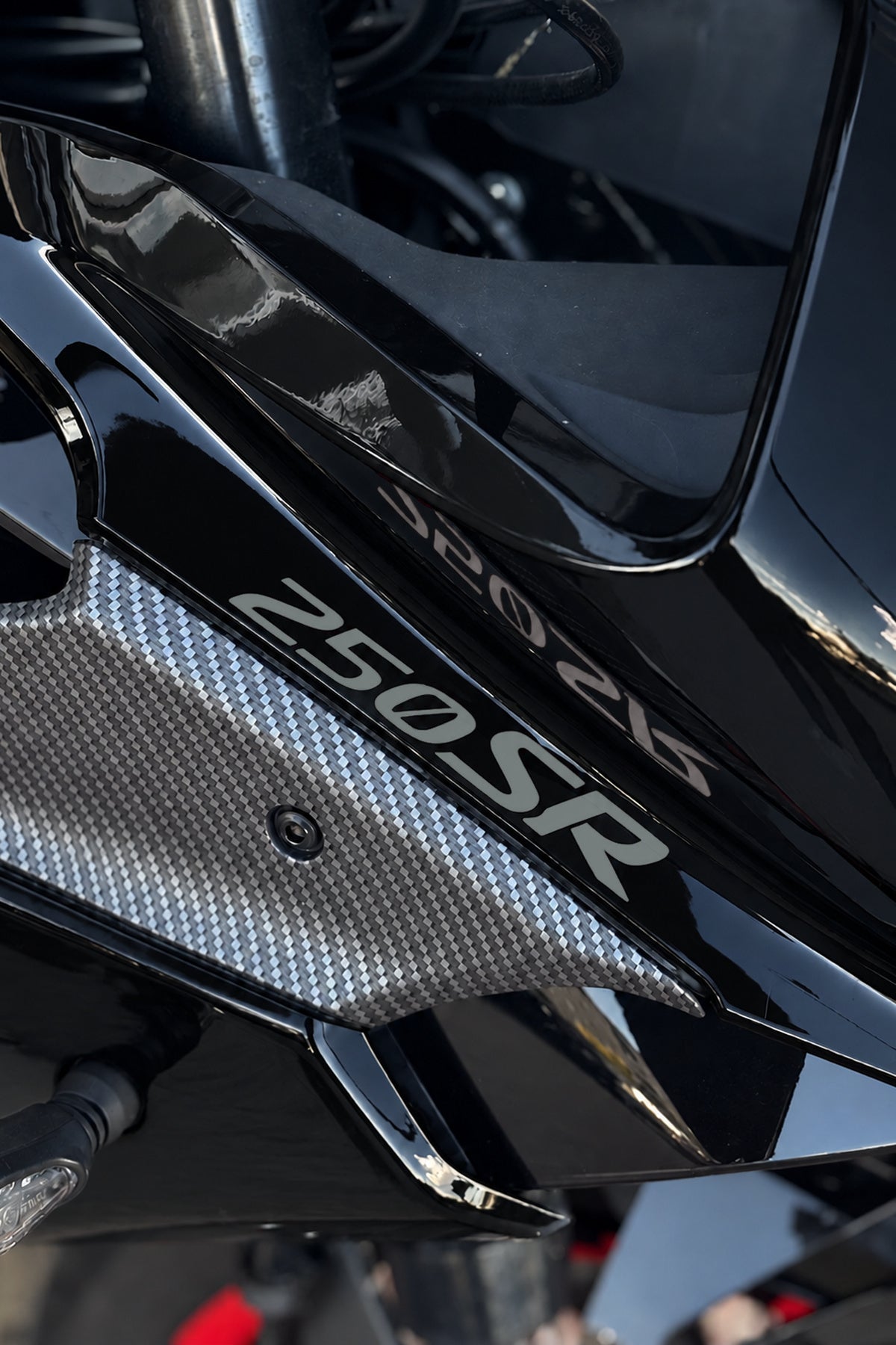 CFMOTO SR250 için Ön Grenajlar için Orijinal 250SR Yazı Sticker Etiket (12CMx2CM) (2 Adet)
