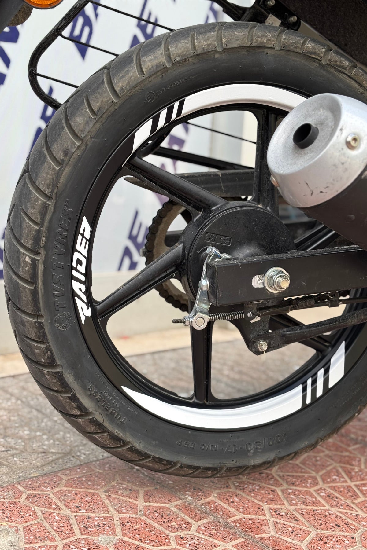 TVS Raider için Beyaz Renk Kalın Şeritli Jant Şeridi Sticker Seti (Toplam 16 Parça)