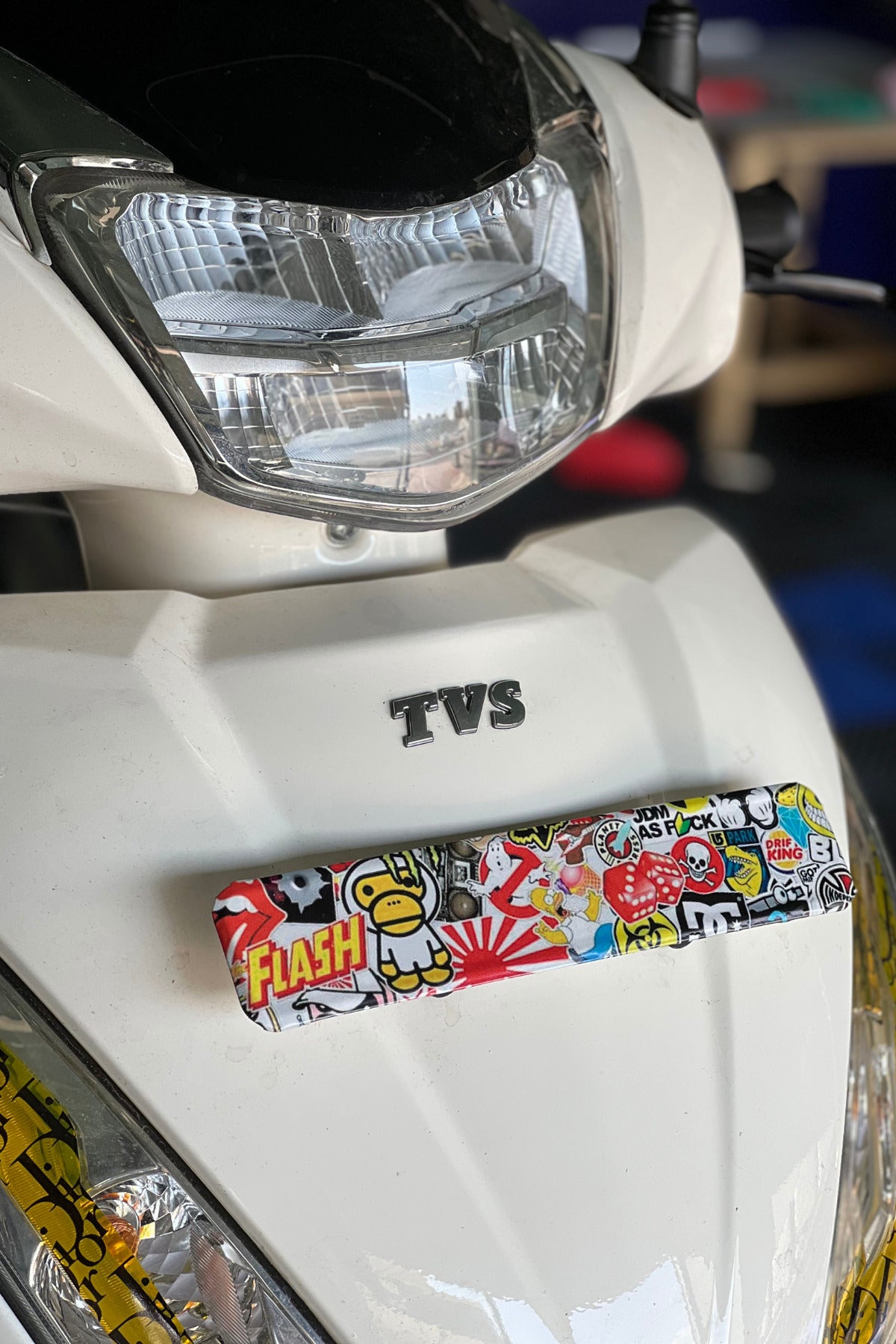 TVS Jupiter 125 Ön Plakası için Bayrak ve Desenli Sticker