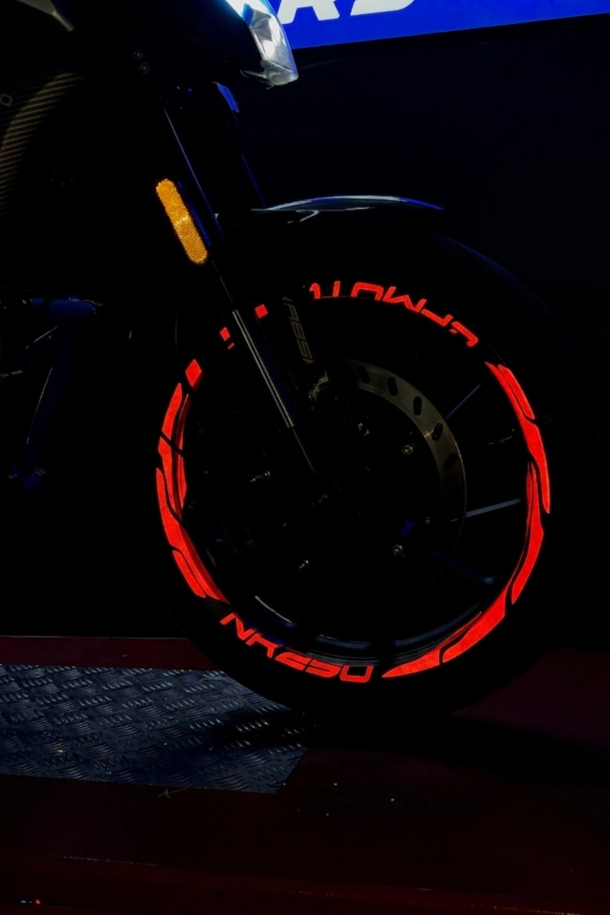 CFMOTO NK250 için Reflektörlü Premium Seri Jant Şeridi Sticker Seti (Ön ve Arka)