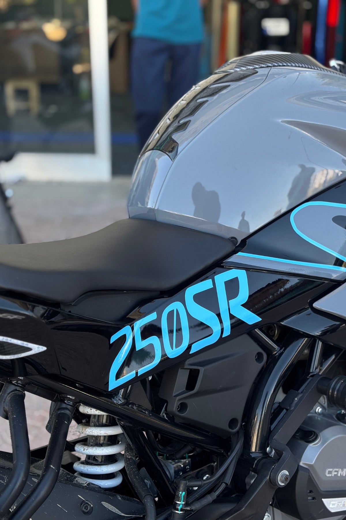 CFMOTO 250SR için Açık Mavi 250SR Yazılı Orta Drenaj Sticker Etiket (2 Adet)