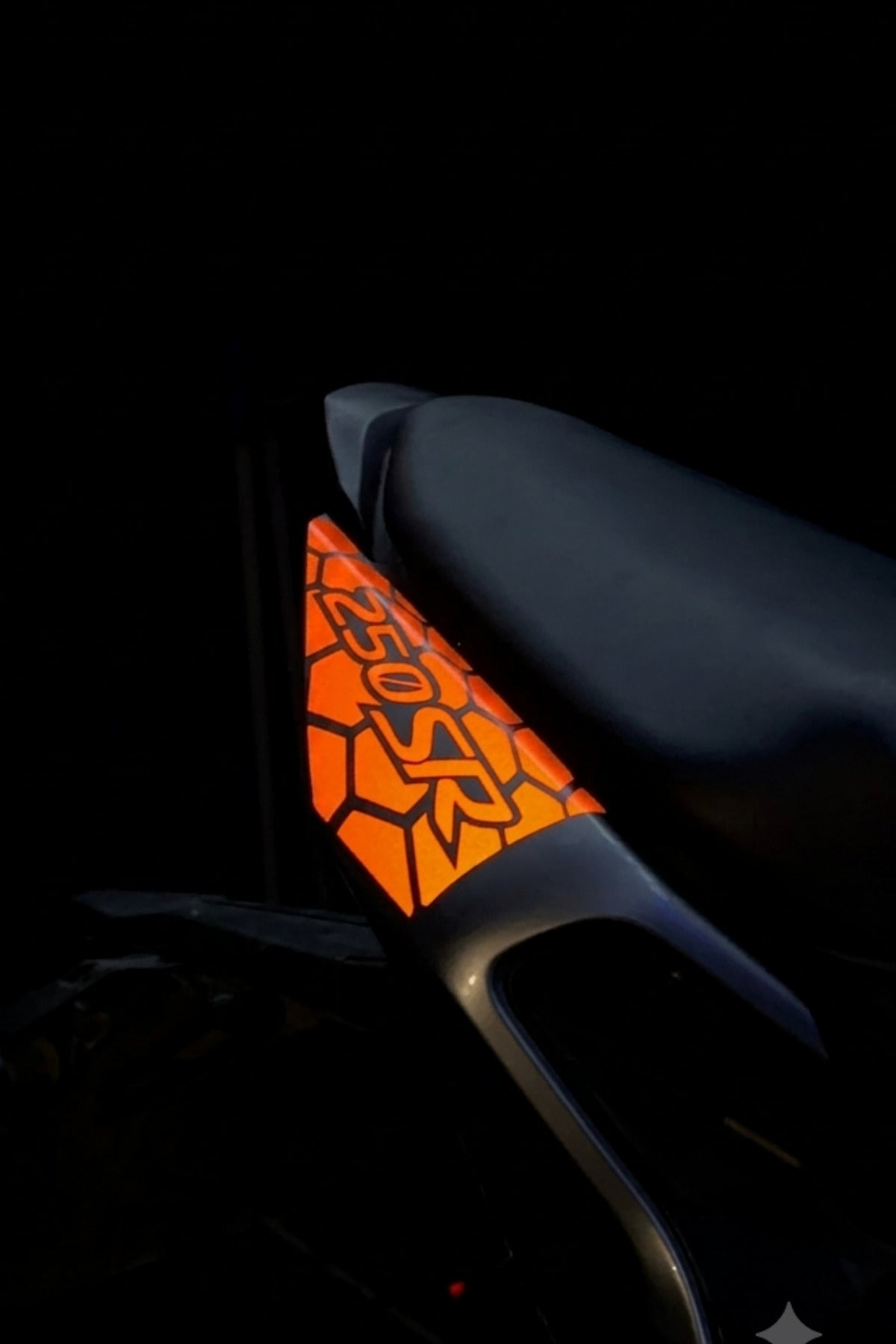 CFMOTO 250SR Kuyruk için Uyumlu Reflektörlü Petekli Kuyruk Sticker Etiket (Sağ ve Sol)