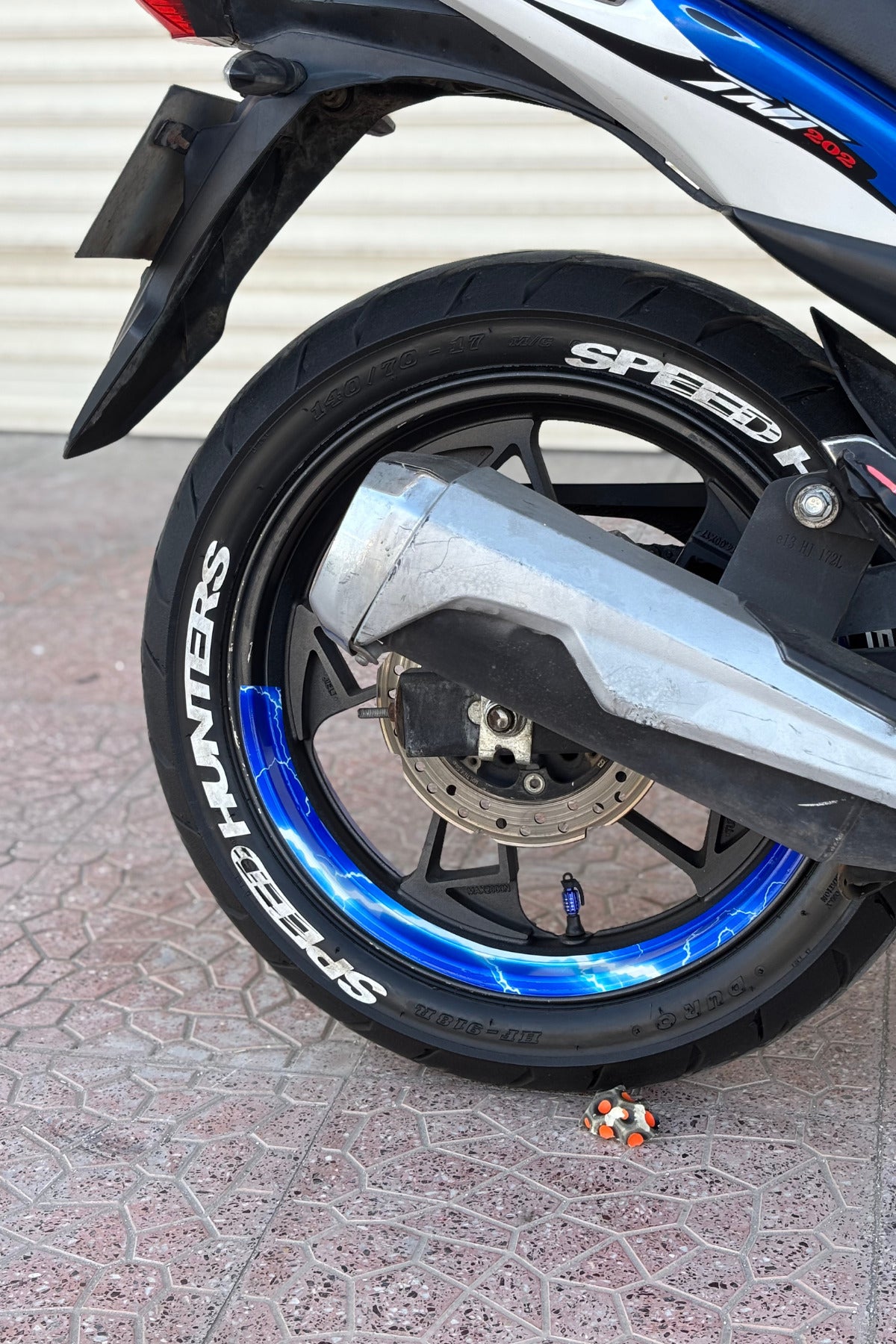 Motosiklet ve Motor için 17 Inch Jantlara Uyumlu Şimşek Desenli Yarım Jant Şeridi (4 Parça)