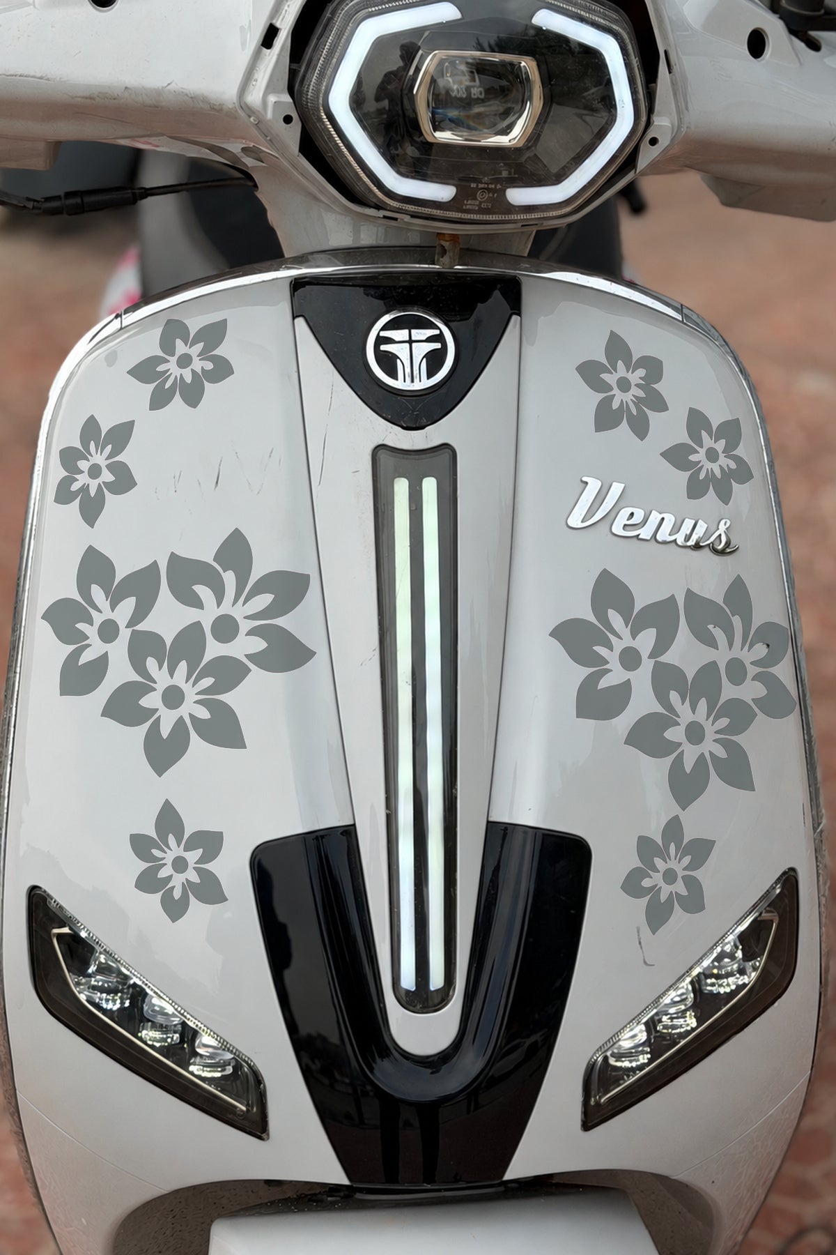 Motosiklet ve Kask için Çiçek Desenleri Sticker Etiket (Fotoğraftaki Adet Kadar Gelmektedir)