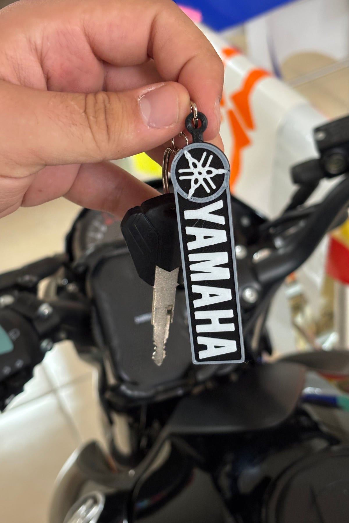 Yamaha Motor Grubu için Siyah-Beyaz Anahtarlık (1 Adet)