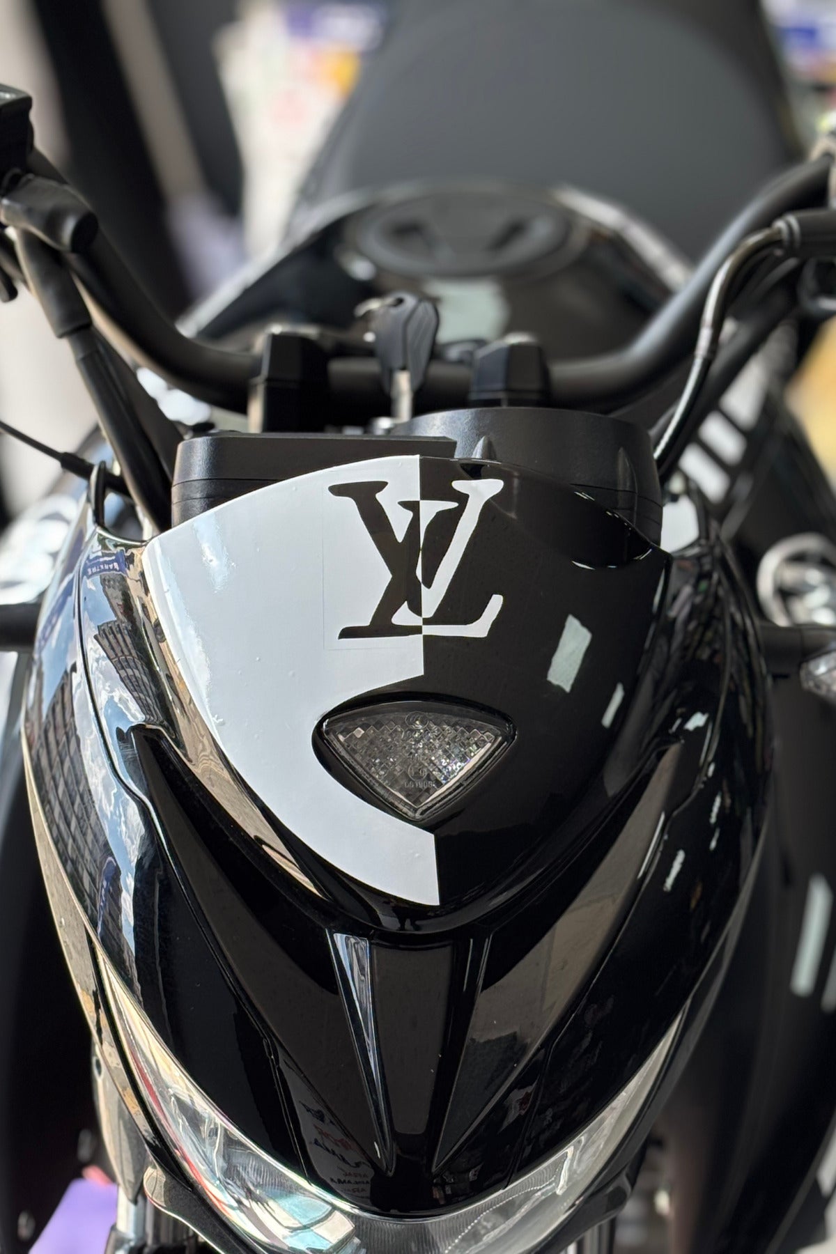 Mondial Drift-L için Beyaz Renk LV Kafa Sticker Etiket (1 Adet)