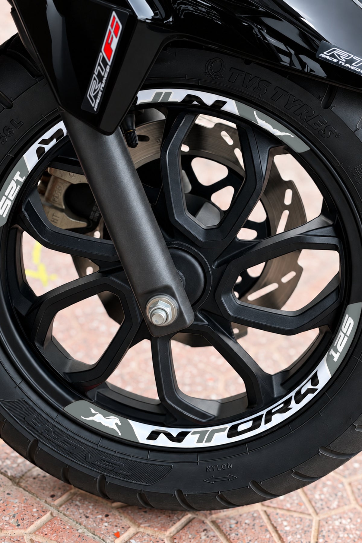TVS Ntorq 125 için Baskılı Jant Şeridi Sticker Seti (Ön-Arka Tam Yeterli)