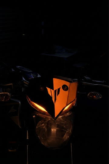 Yamaha MT-25 için MT Logolu Kafa Detay Reflektörlü Sticker (Gece Flaşla Parlar)