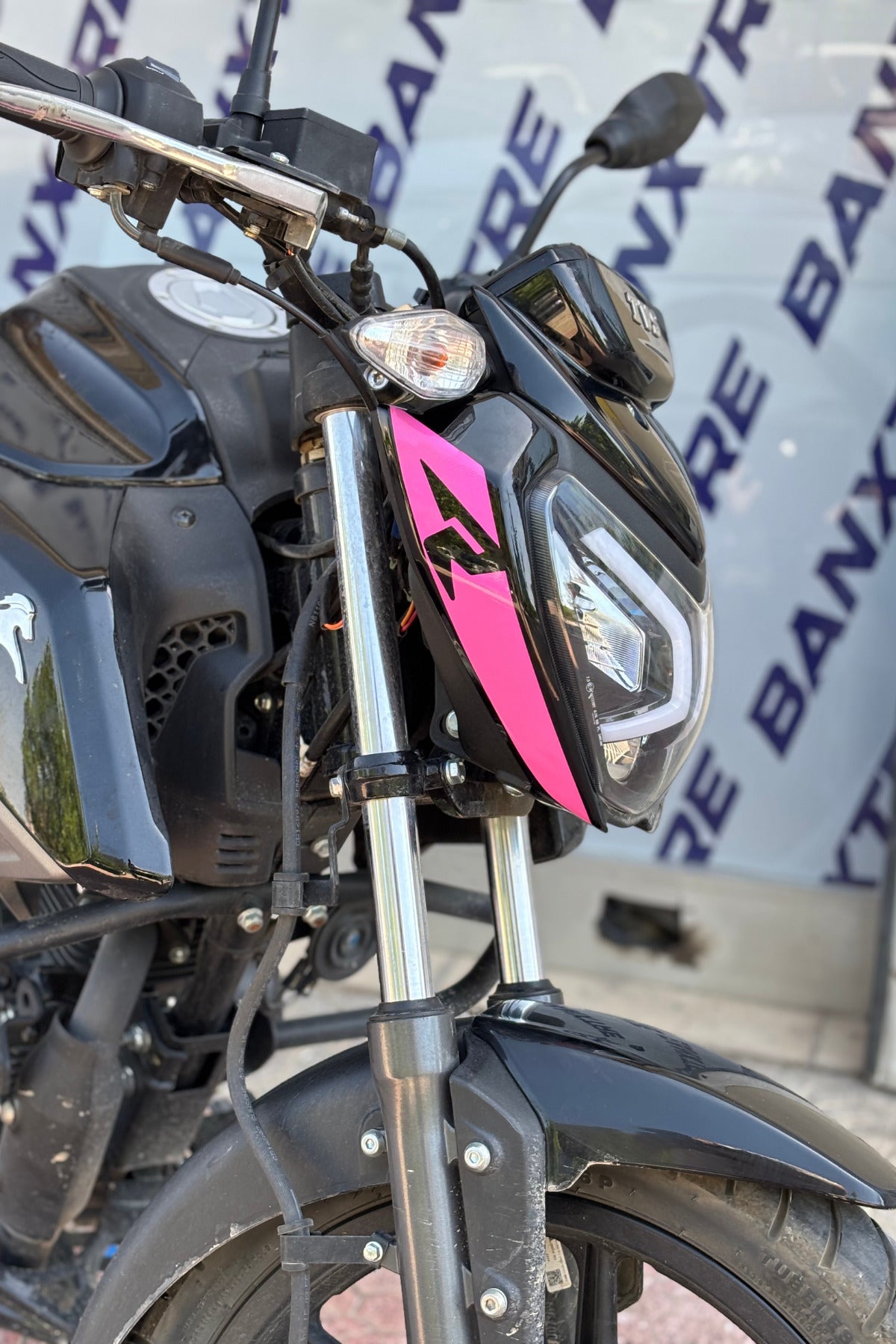 TVS Raider için R Logolu Far Kaşı Detay Sticker (2 Adet)