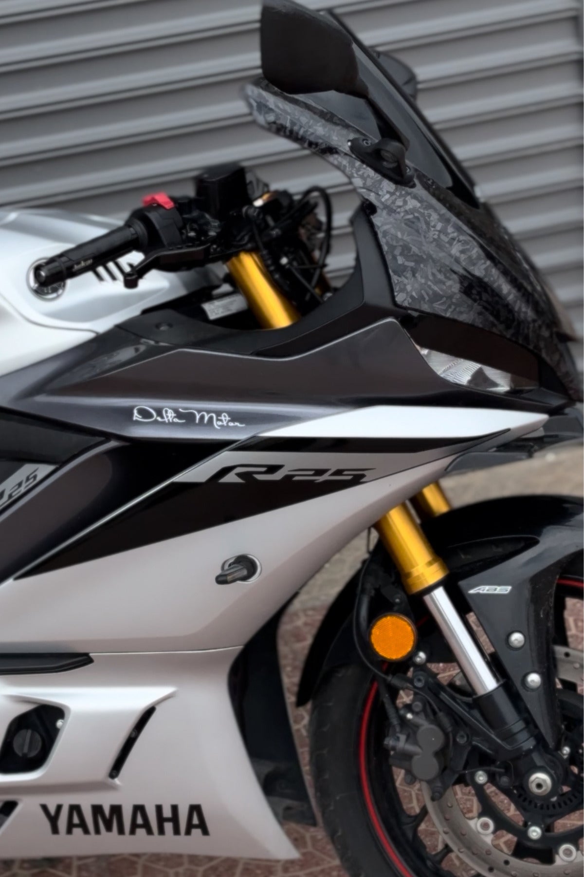 Yamaha R25 için Orijinal Sticker Sağ ve Sol (Orijinal ile Tam Birebir Ölçülüdür)(2019-2024)