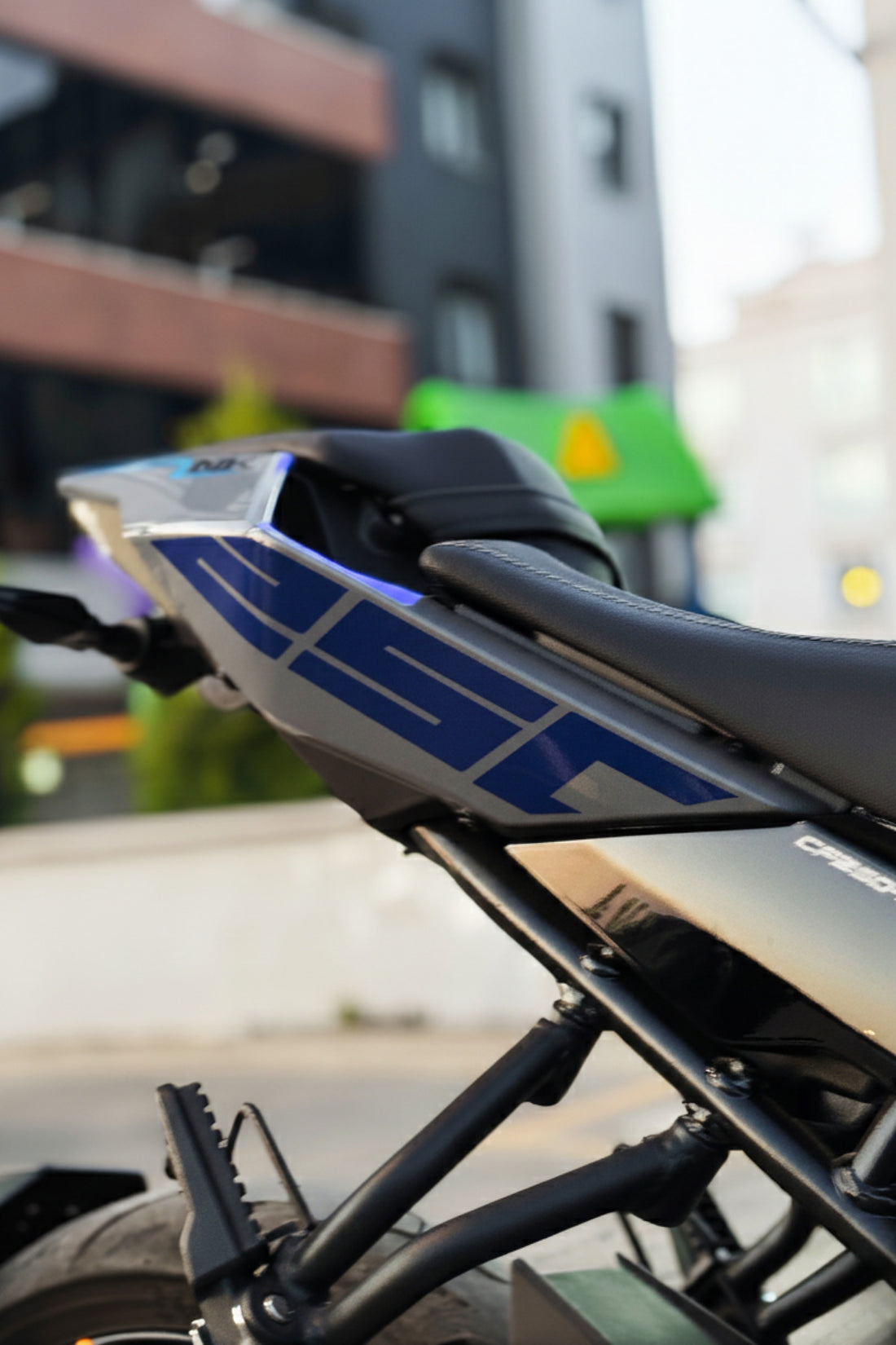 CFMOTO NK250 için Lacivert Mavi Renk 250 Yazıları Arka Sele için (Sağ ve Sol)