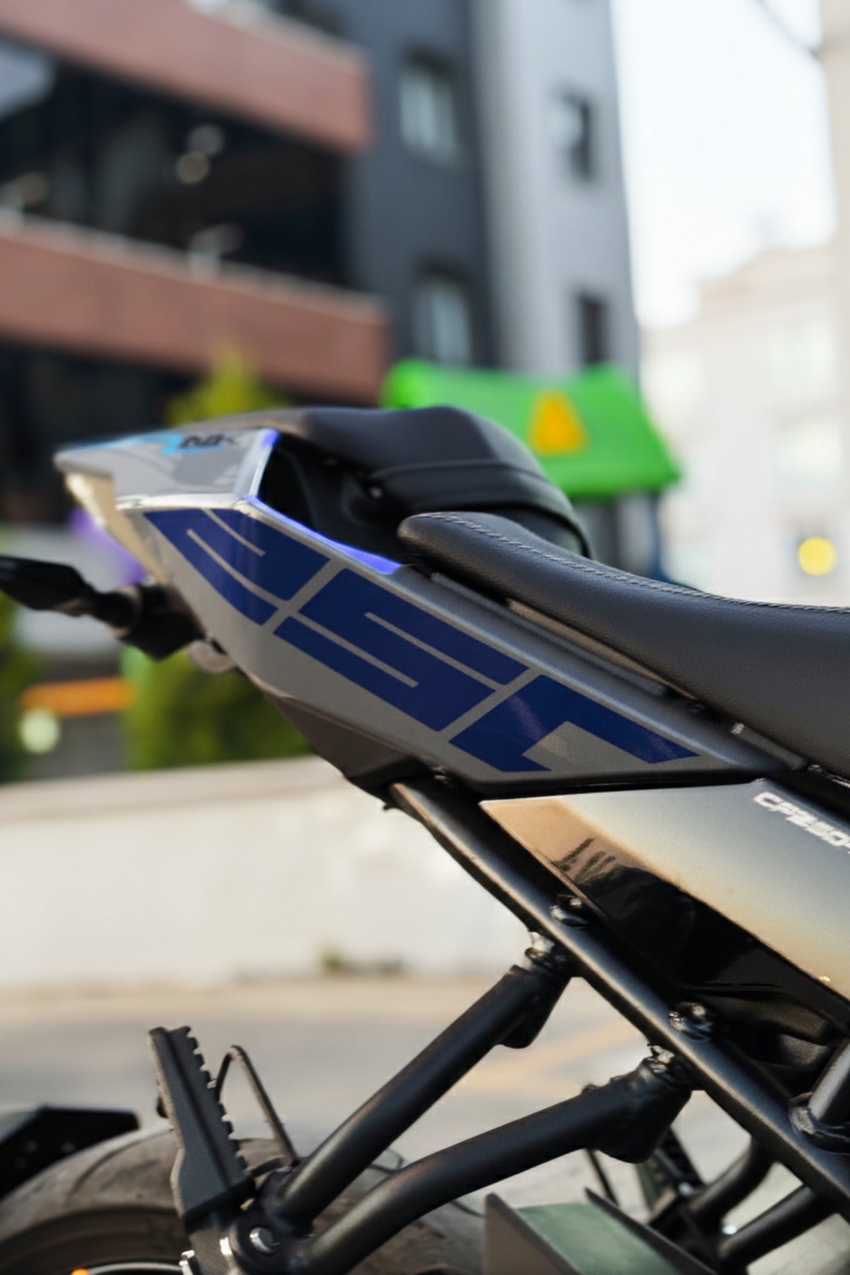 CFMOTO NK250 için Lacivert Mavi Renk 250 Yazıları Arka Sele için (Sağ ve Sol)