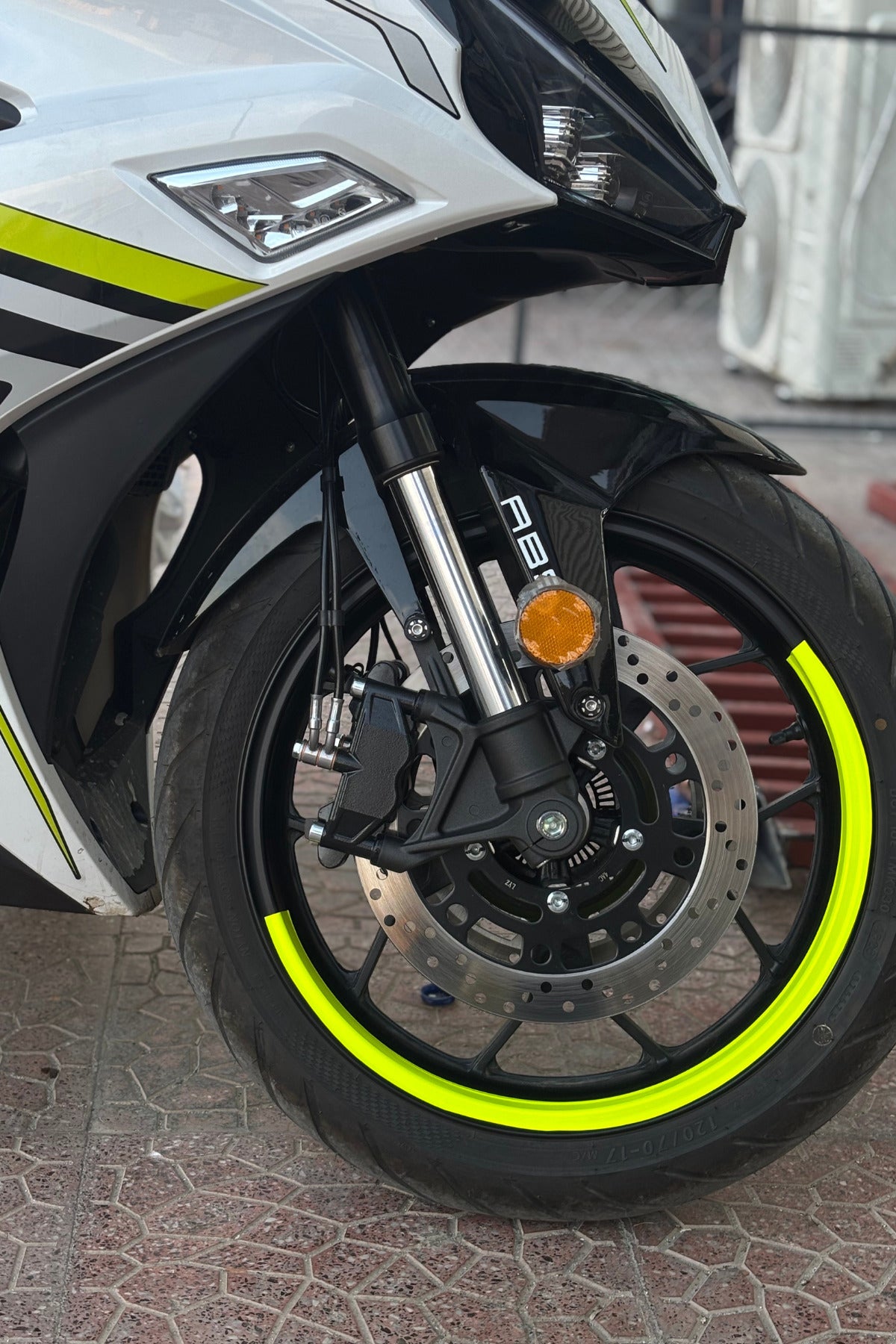Motosiklet 17 Inch Jantlar için Uyumlu Neon Sarı Yarım Jant Şeridi Sticker (4 Parça)
