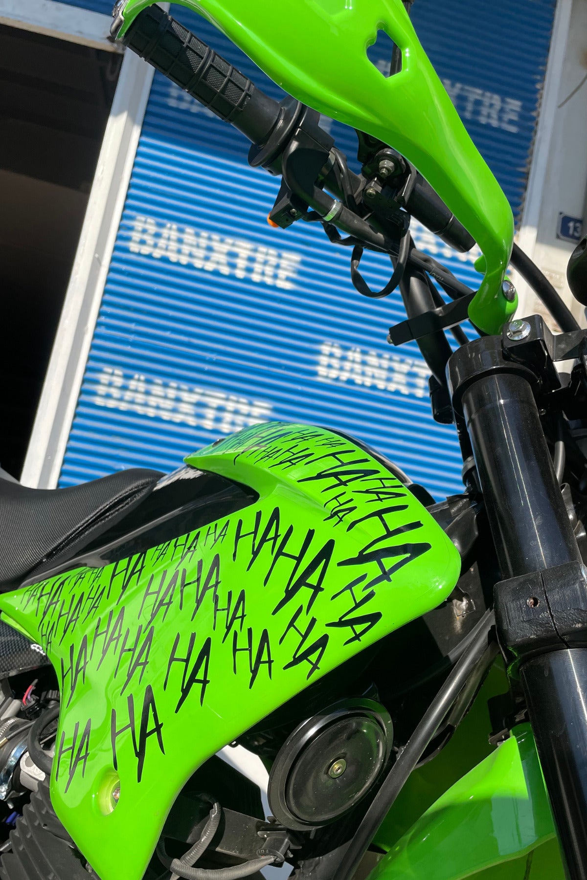 Motor-Araba-Kask için Dekoratif Parlak Siyah Hahaha Sticker Etiket 15X30CM (32 Adet Ha Yazısı)