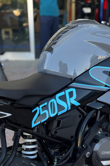 CFMOTO 250SR için Açık Mavi 250SR Yazılı Orta Drenaj Sticker Etiket (2 Adet)