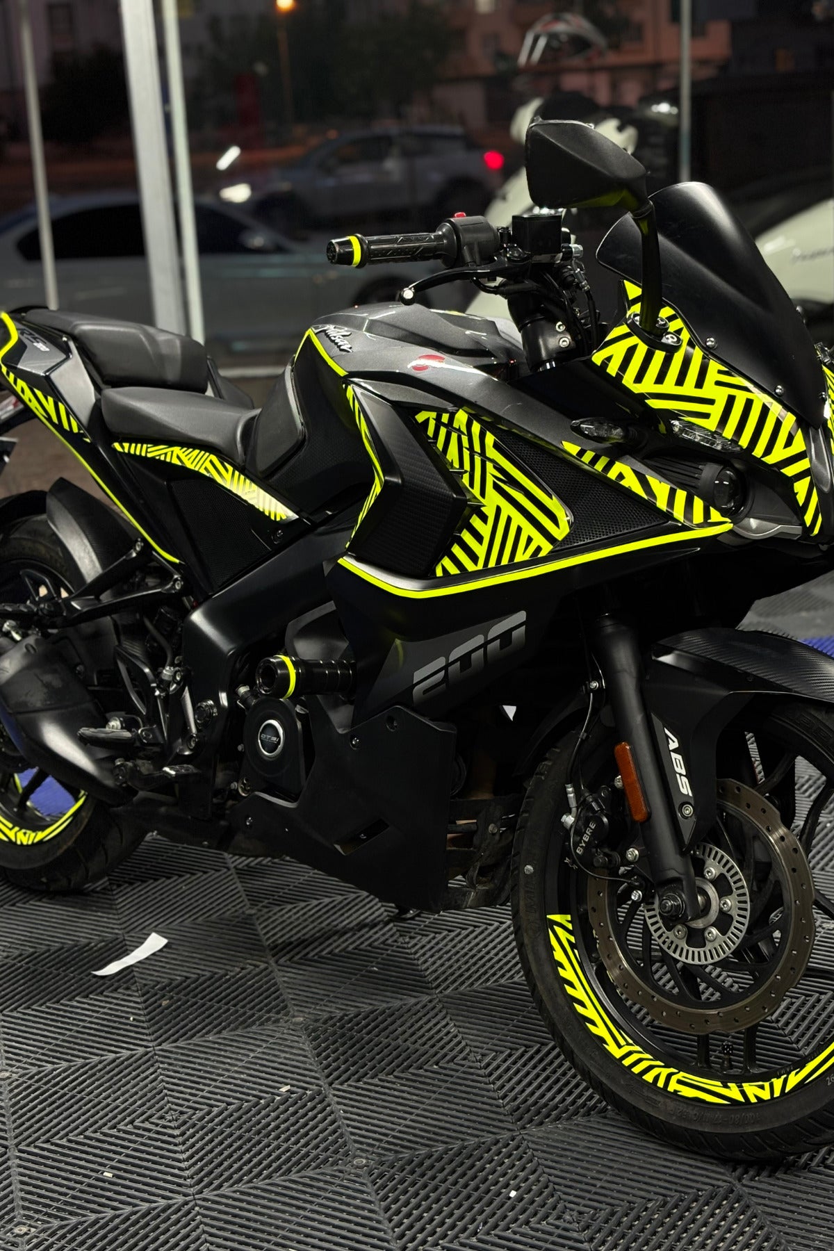 Bajaj Pulsar RS200 için Neon Sarı İlüzyonlu Komple Detay Sticker Seti