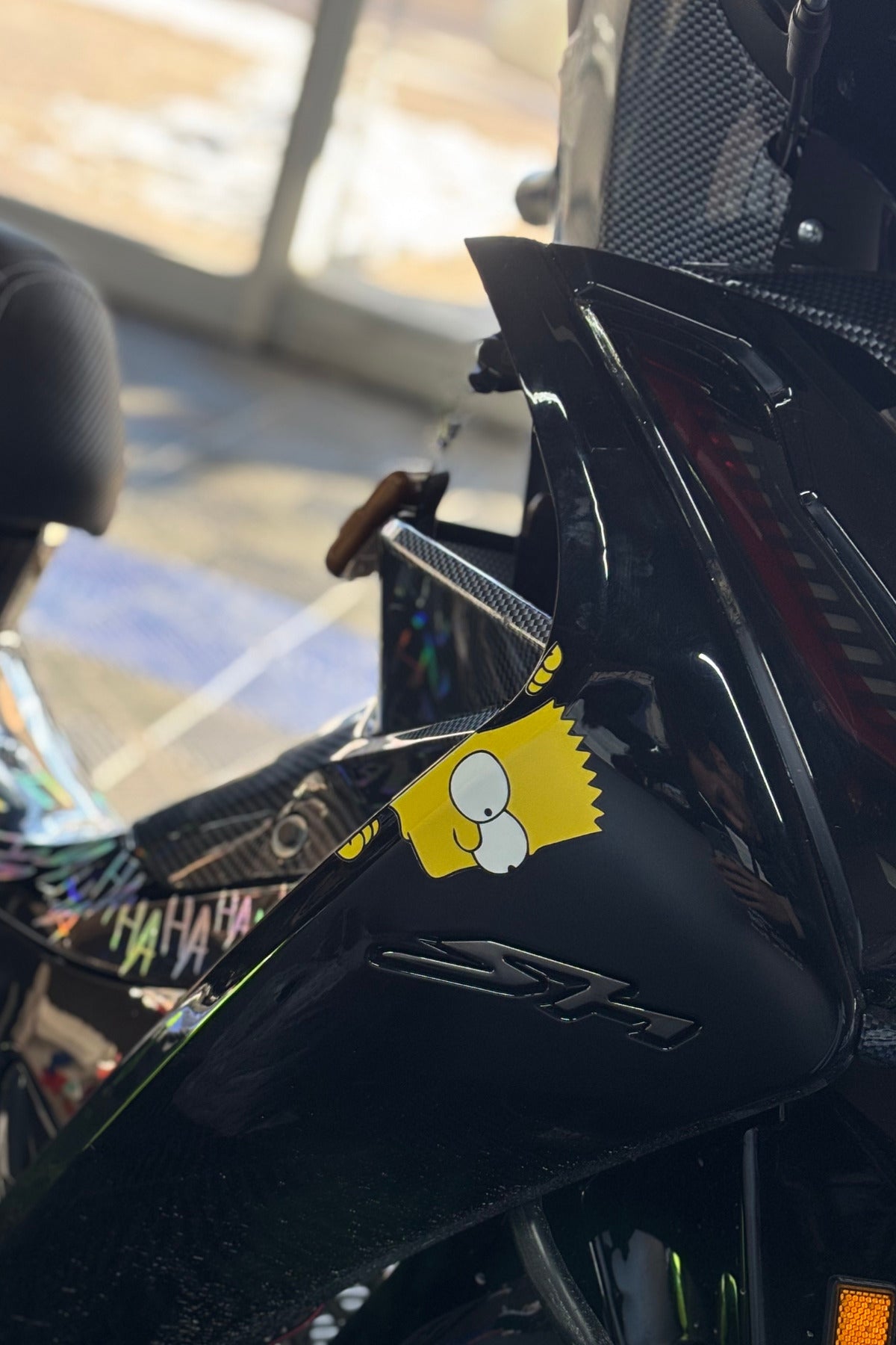 Motosiklet-Scooter ve Cup Motorlar için Kenardan Bakan Simpson Sticker (Sağ Taraf)(13cm)