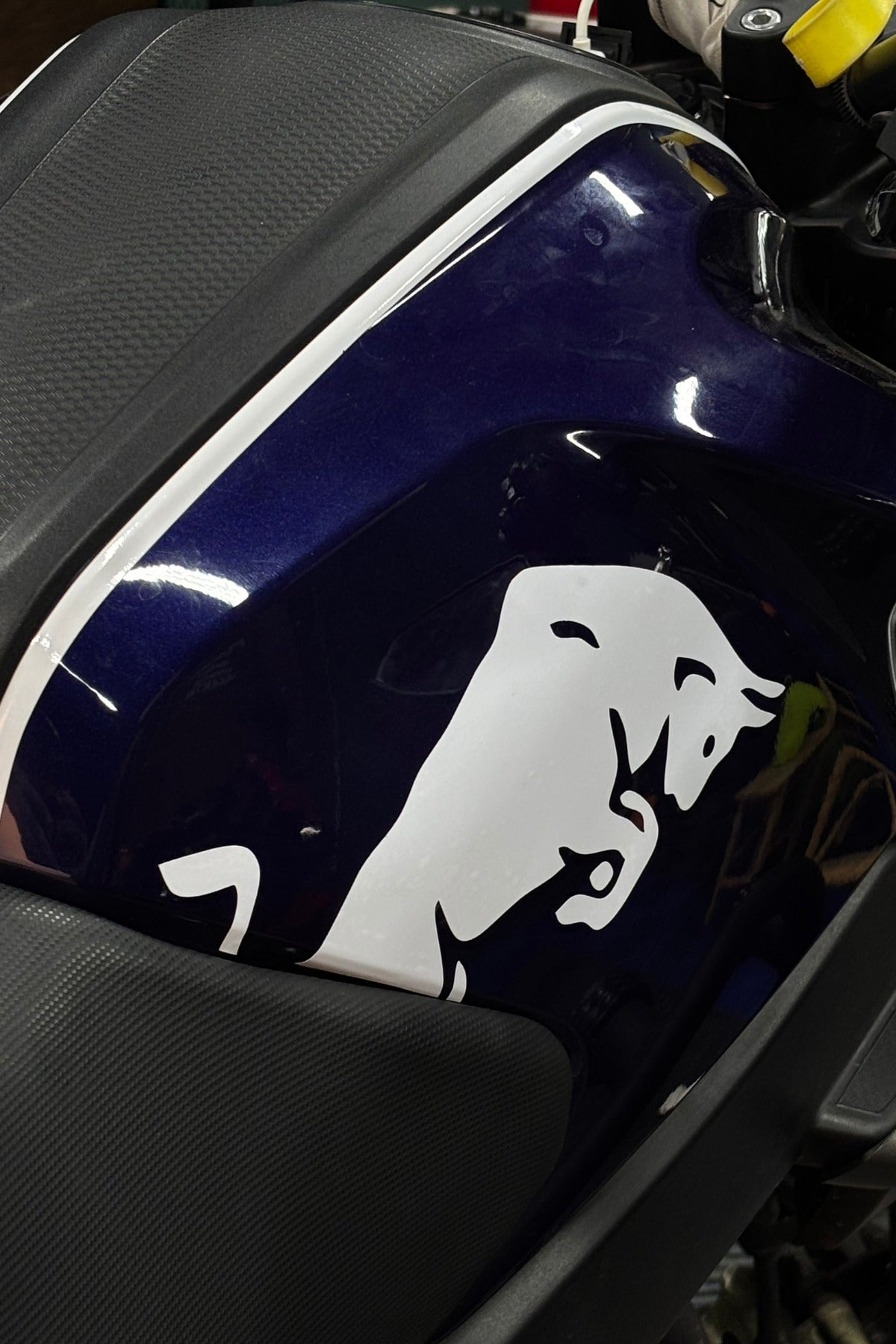 Motosiklet için Depo ve Drenajlara Uyarlanabilir Büyük Beyaz Boğa Sticker (Sağ ve Sol)(20CMx10CM)