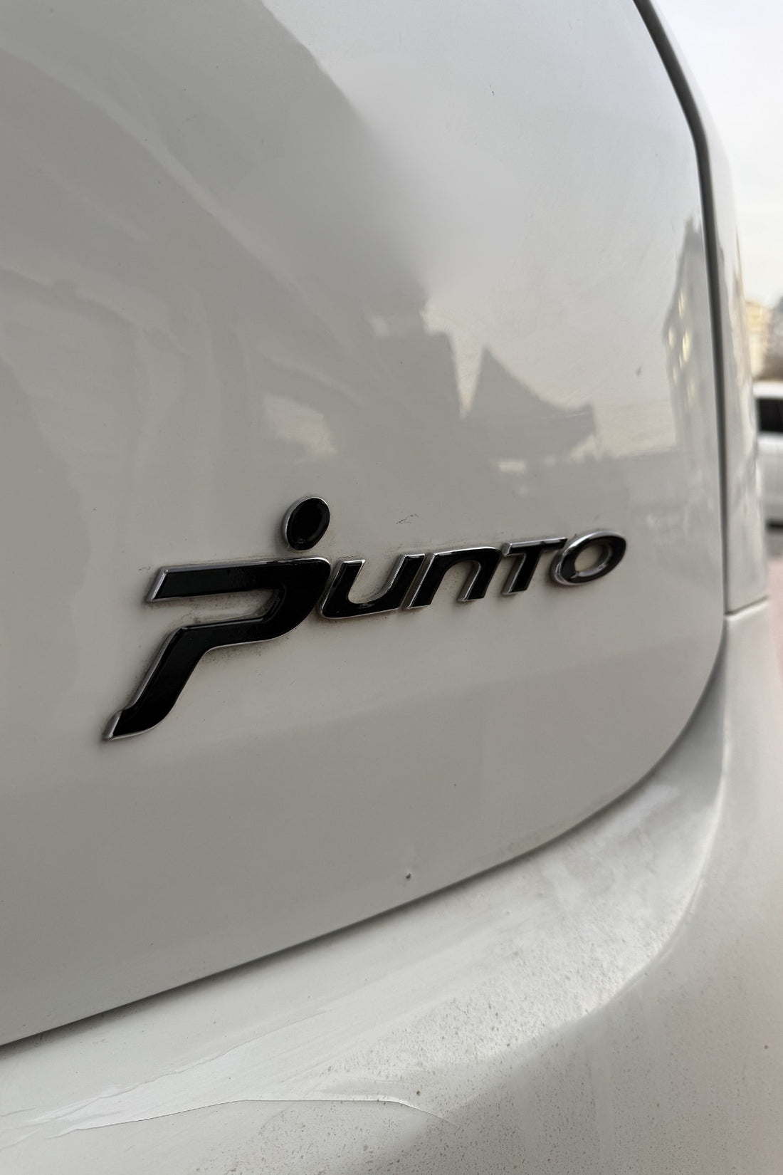 Fiat Punto için Siyah Renkli Logonun Üstüne Yapıştırılan Sticker (LOGO DEĞİL STİCKERDIR)