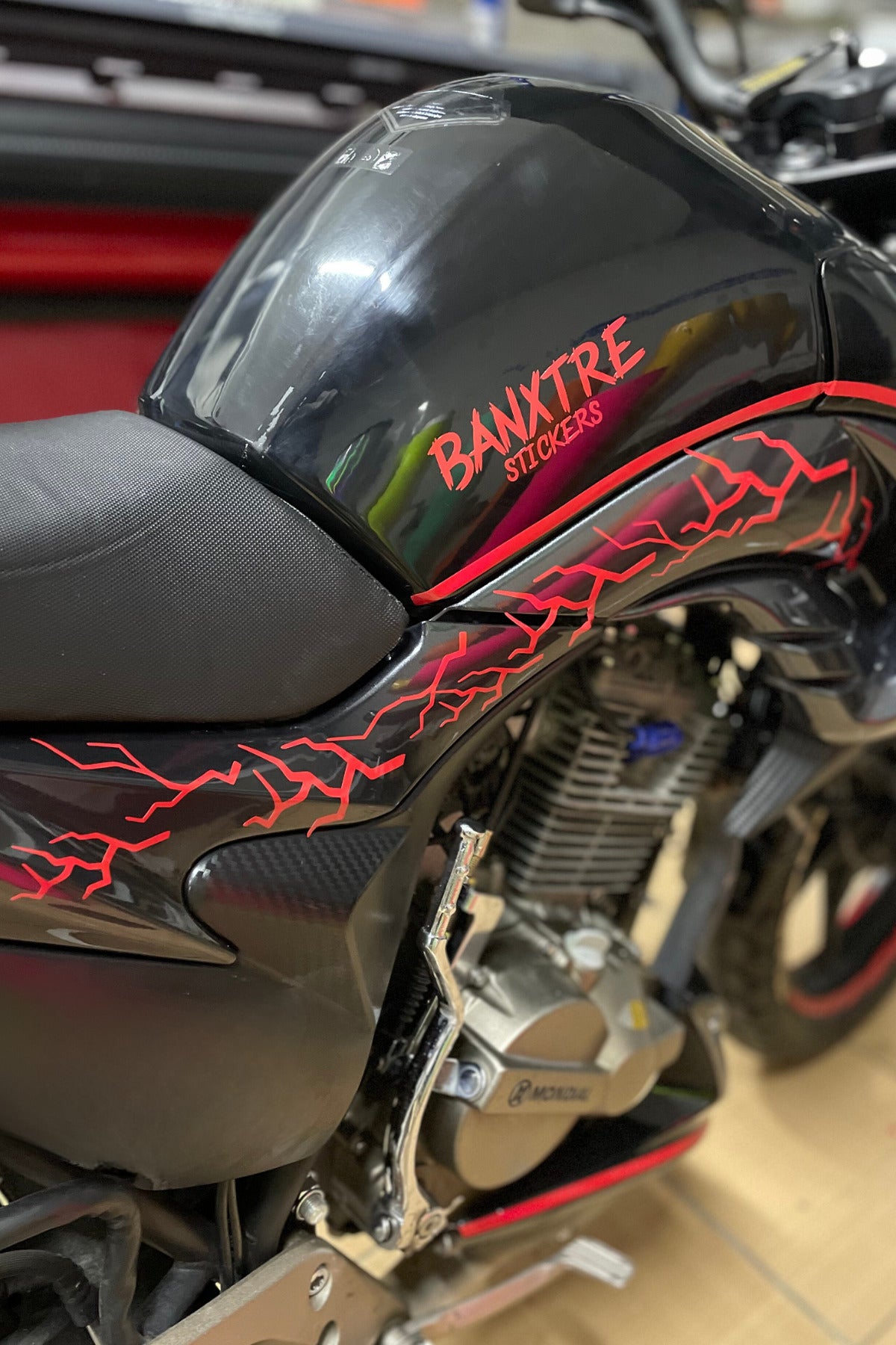 Motor ve Kask için Setli  Kırmızı Yıldırım Şimşek Sticker Etiket Seti