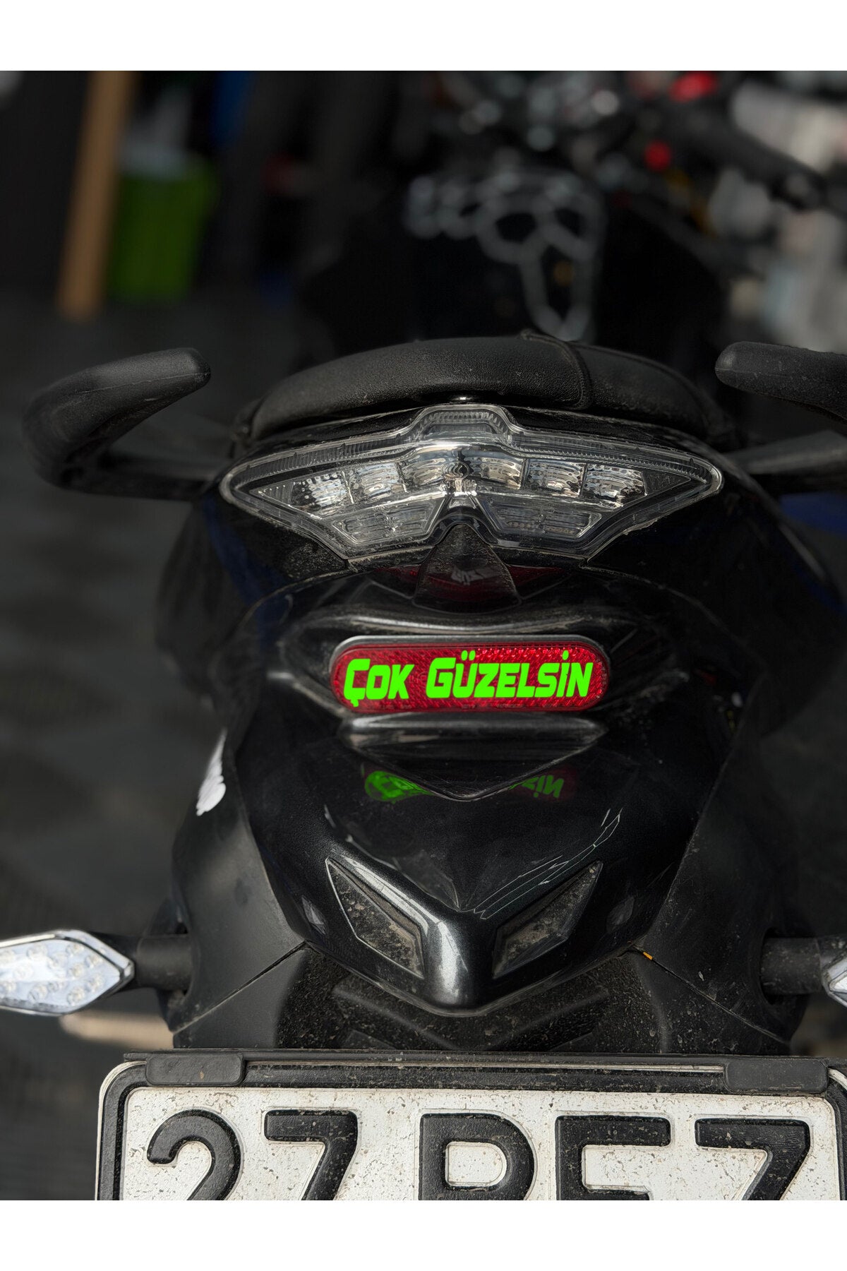 Motosiklet Kedigözü için Çok Güzelsin Düz Yazı Sticker Etiket ( 8CMx2CM)
