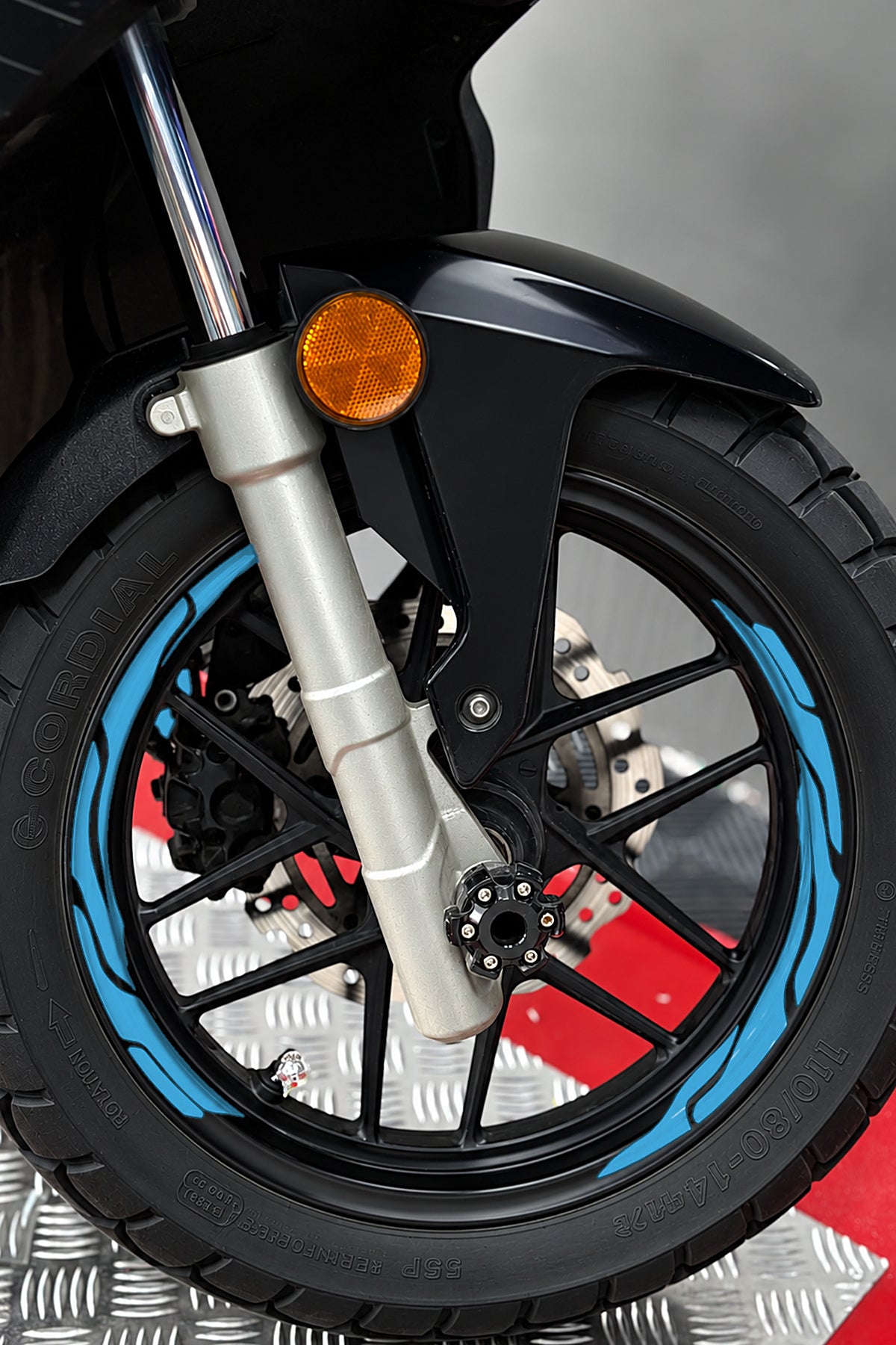 Scooter Grubu için 13-14-15 Jant Uyumlu Kesikli V2 Jant Şeridi Sticker Seti (Ön-Arka Tam Yeterli)