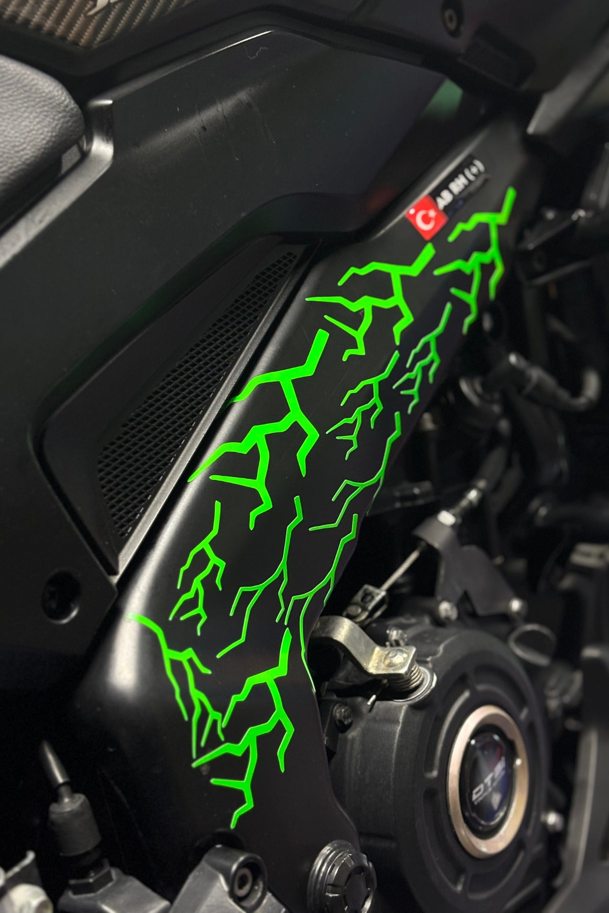Motor ve Kask için Neon Yeşil Yıldırım-Şimşek Sticker Seti (Toplamda 16 Adet tekli Yıldırım)