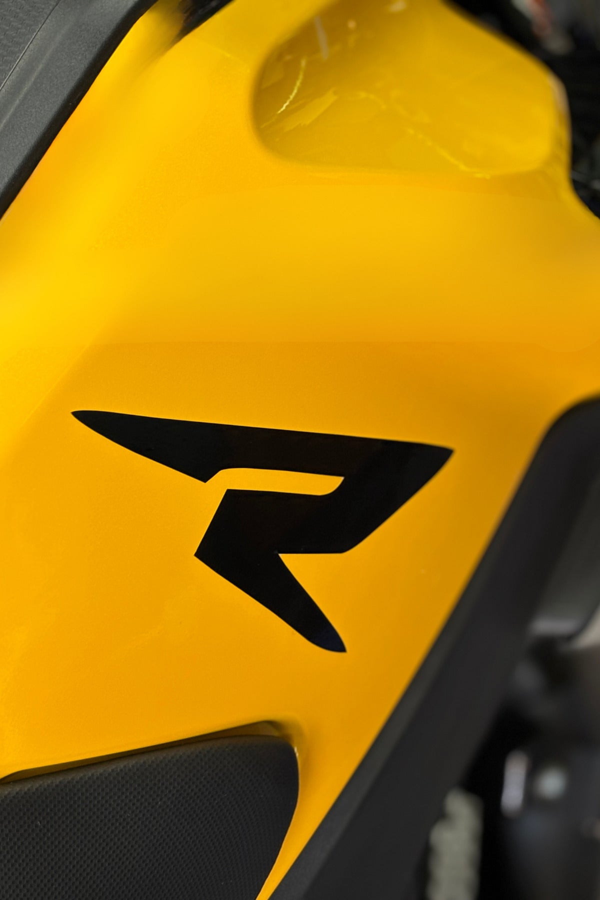 TVS Raider için Depo ve Çamurluk Uyumlu Siyah R Logo Sticker Etiket (12CM)