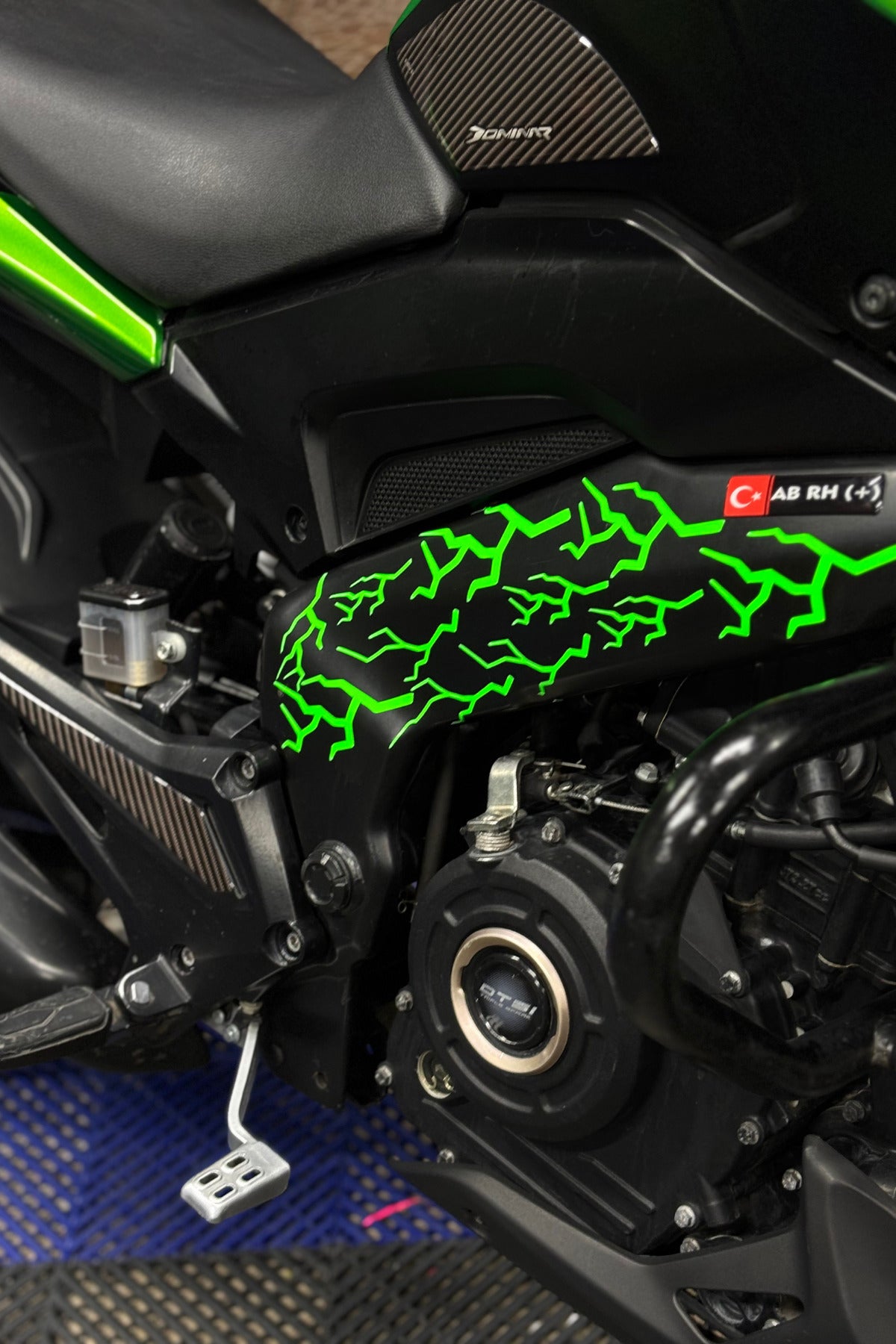 Motor ve Kask için Neon Yeşil Yıldırım-Şimşek Sticker Seti (Toplamda 16 Adet tekli Yıldırım)