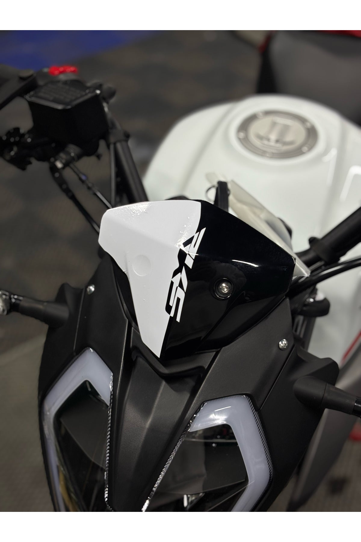 RKS RK125 için Beyaz Renk RKS Yazılı Kafa Detay Sticker Etiket