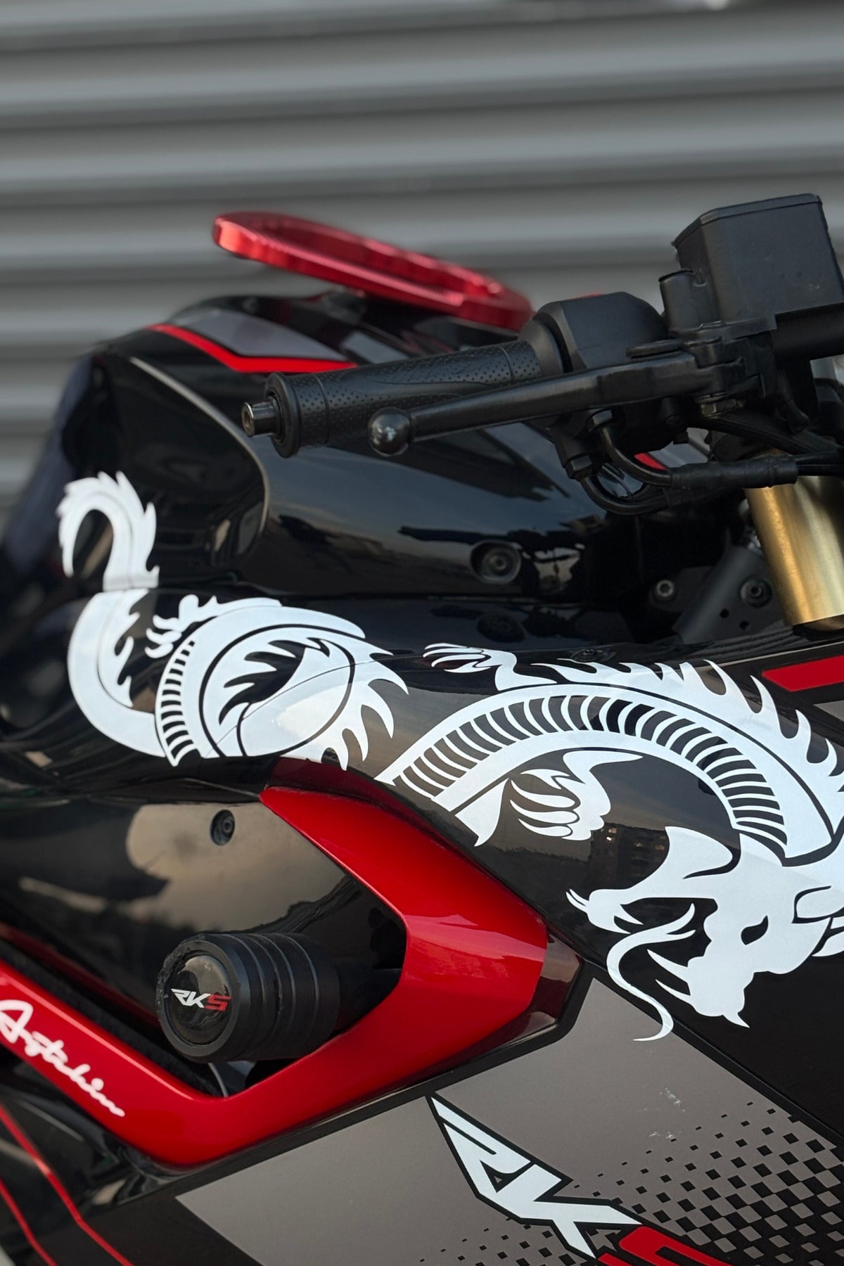 RKS SRK 125 için Beyaz Renk Tam Uyumlu Ejder Sticker (Sağ Taraf)