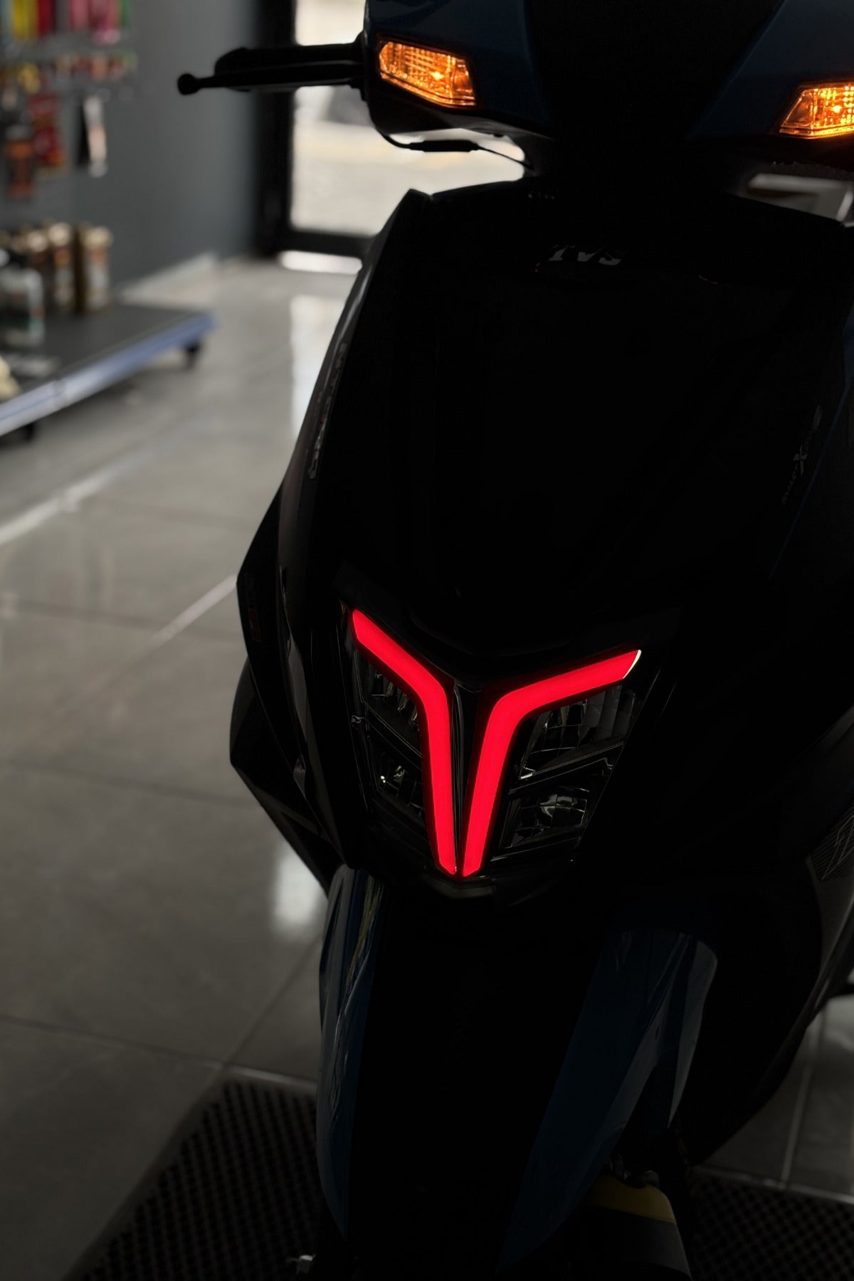 TVS Ntorq Scooter için Kırmızı Renk Far Filmi Sticker Far Tasarım
