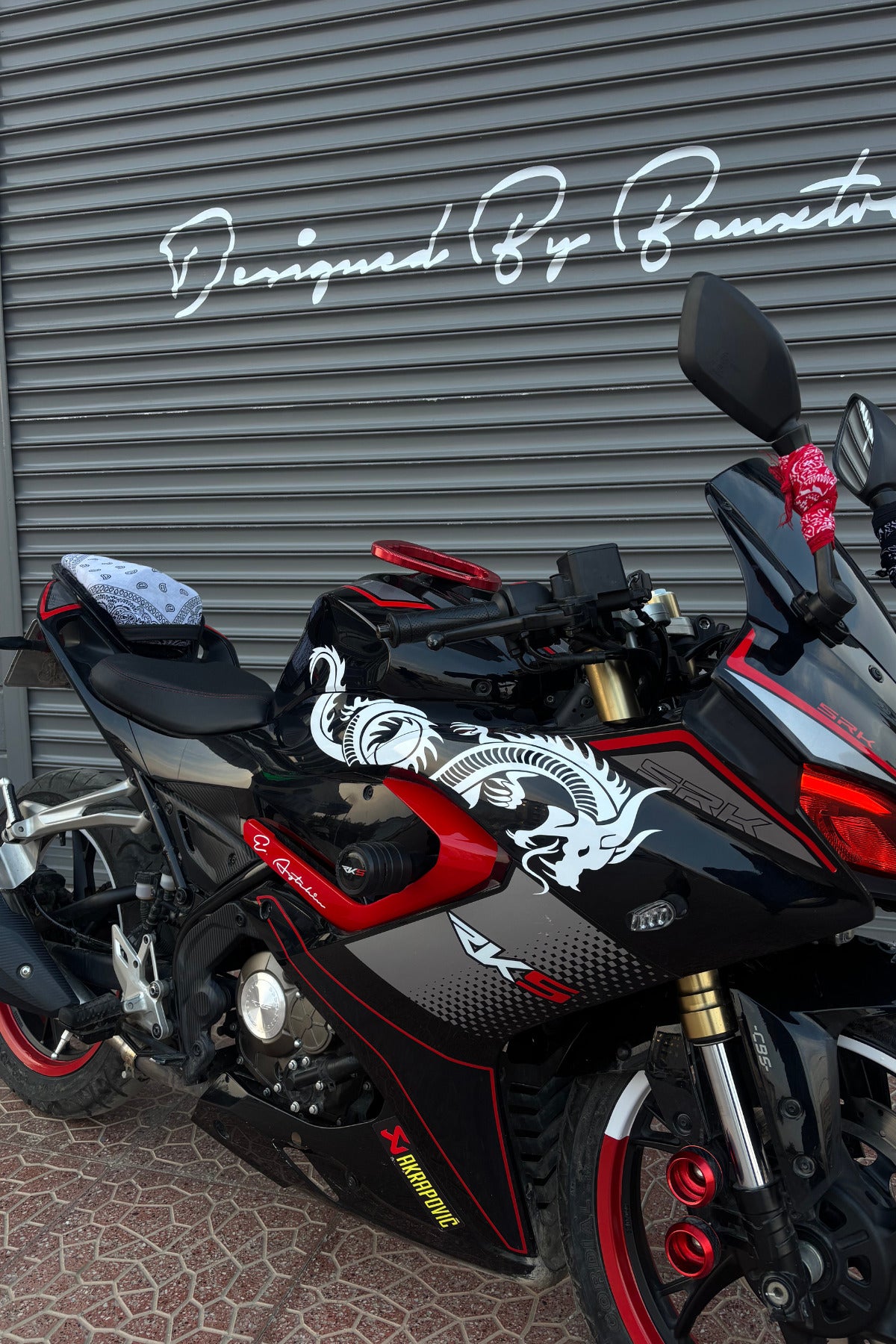 RKS SRK 125 için Beyaz Renk Tam Uyumlu Ejder Sticker (Sağ Taraf)