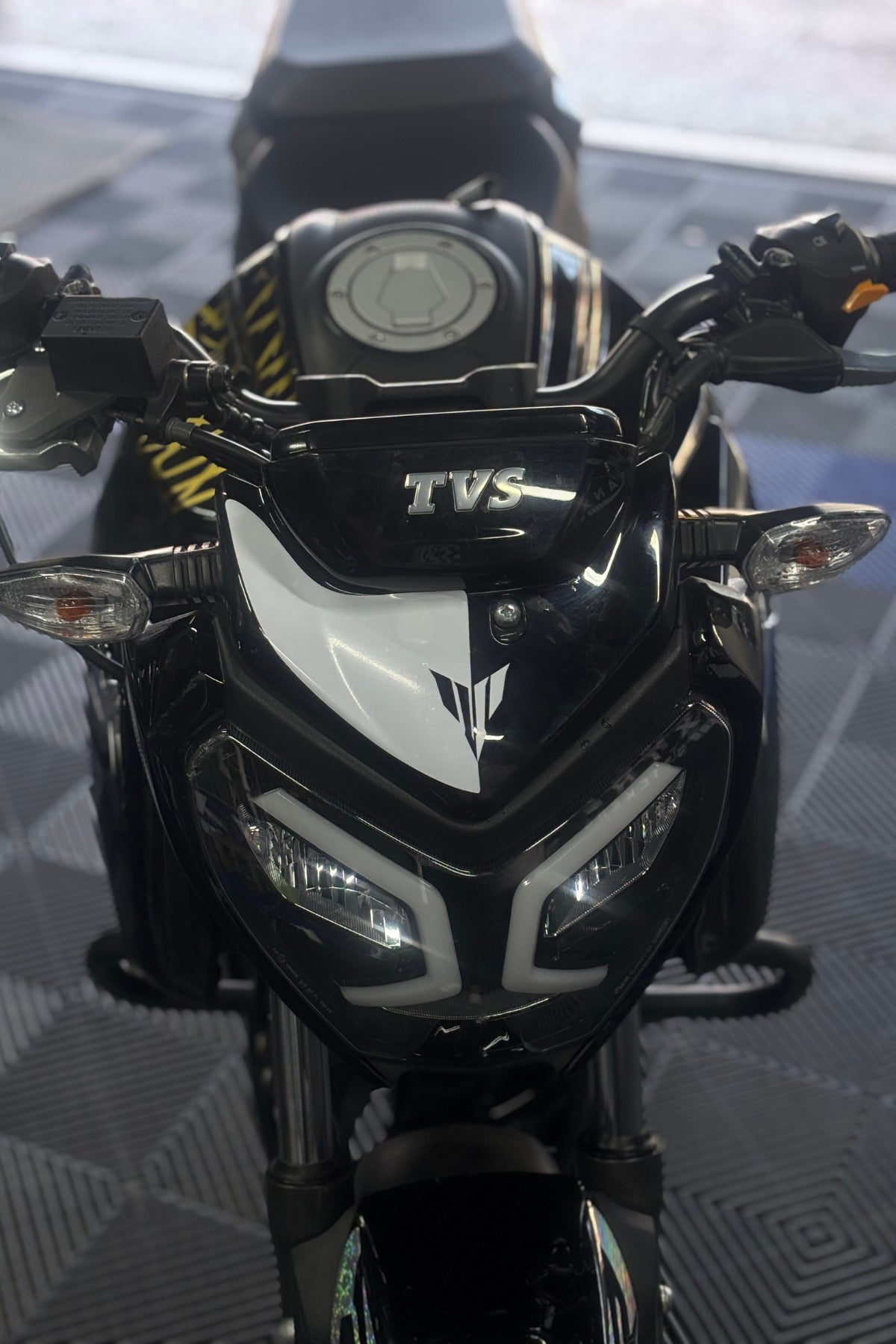 TVS Raider için Beyaz Renk MT Kafa Detay Sticker