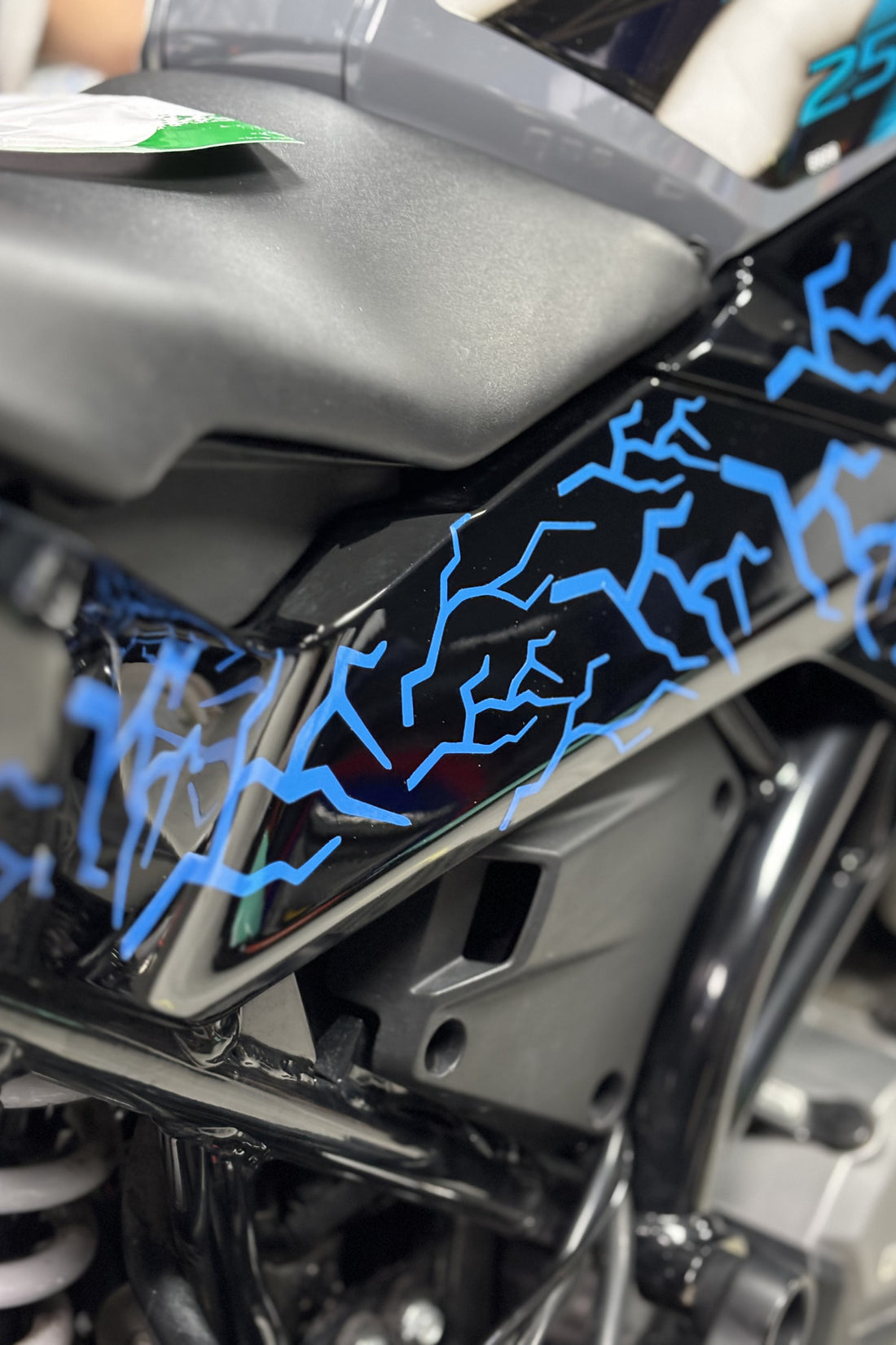 Motor ve Kask için Açık Mavi Parçalı Yıldırım Şimşek Sticker (16 Adet)