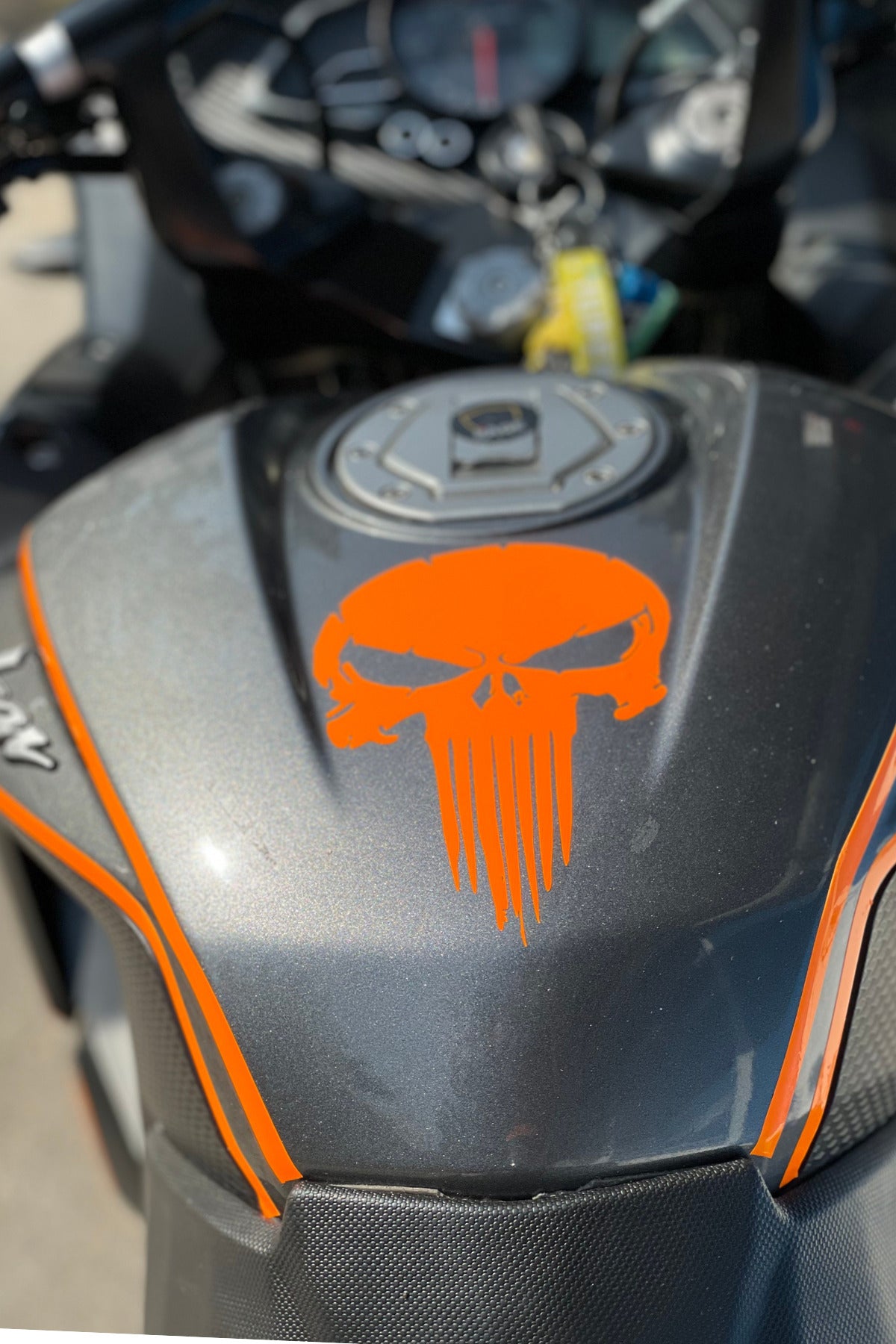 Motor-Araba-Kask için Orafol Neon Turuncu Punısher Sticker Etiket 15CMx10CM