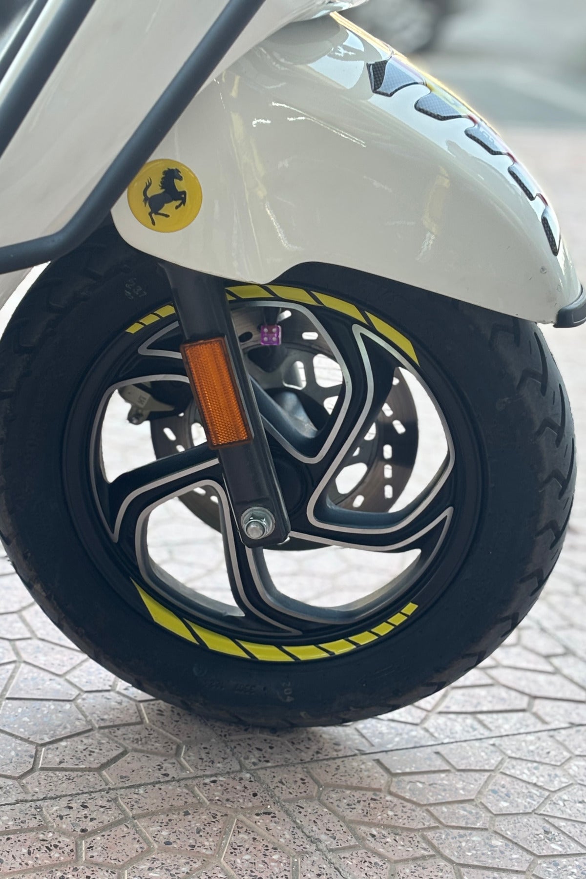 Scooterlar için Tüm Modellere Uyumlu Civciv Sarısı Kesikli Jant Şeridi Sticker Seti (8'li)